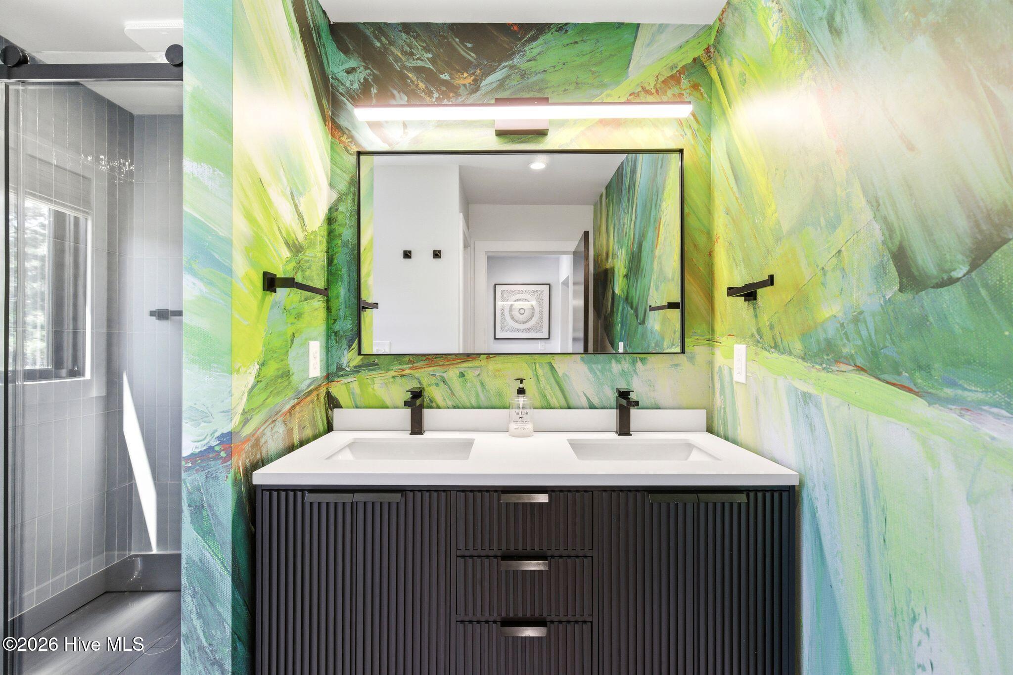 100568012 | Photo 38