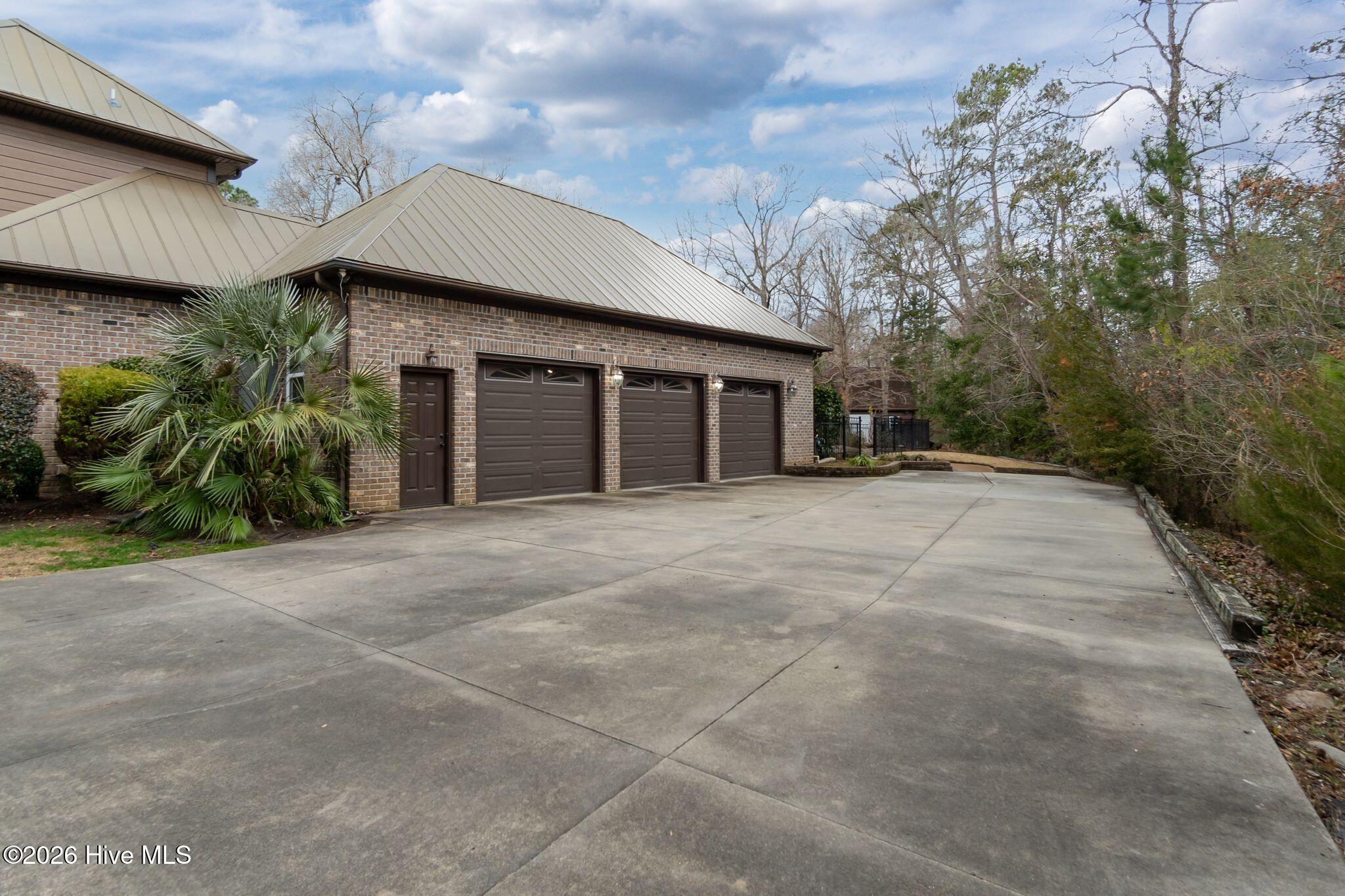 100556327 | Photo 44