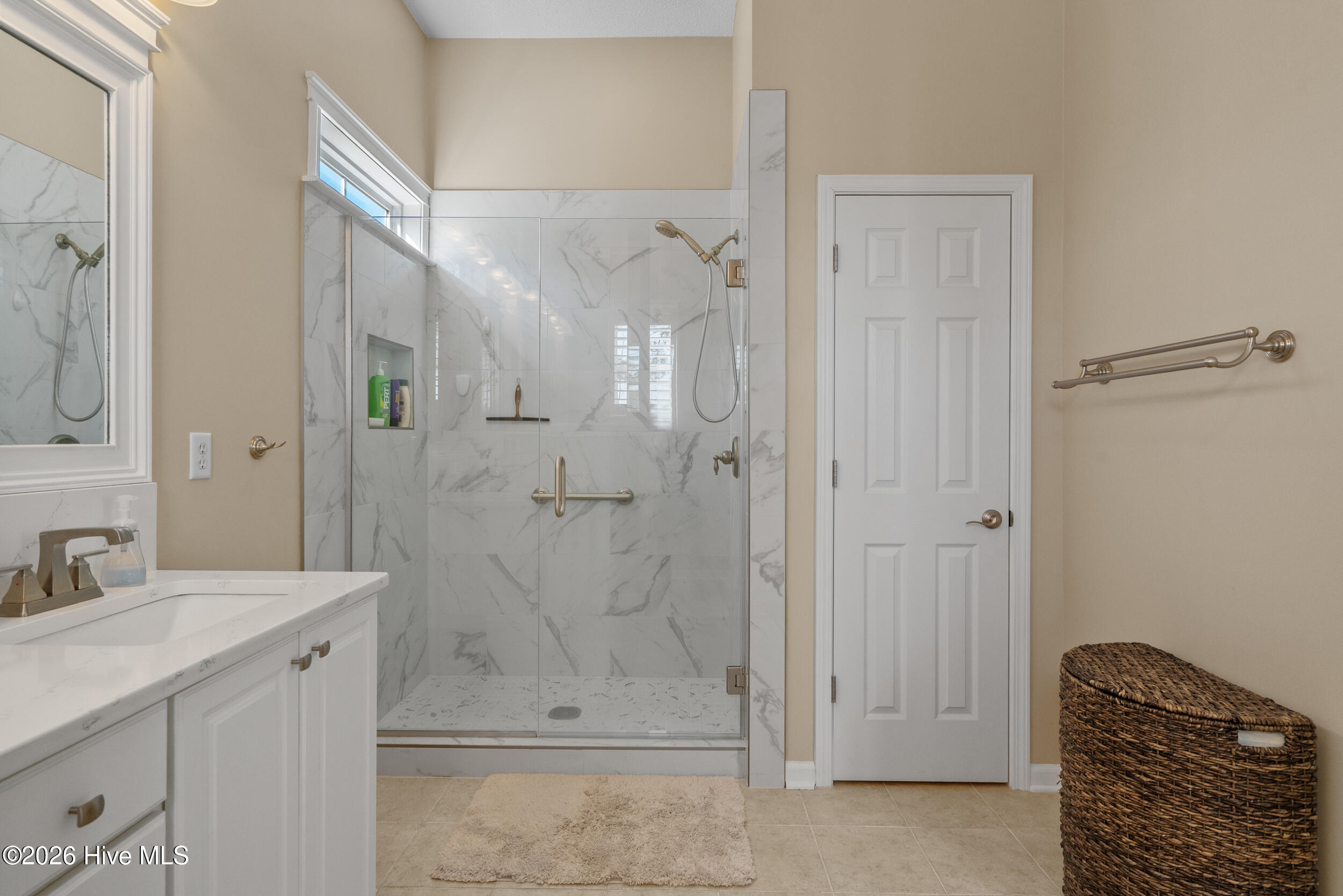 100562185 | Photo 19