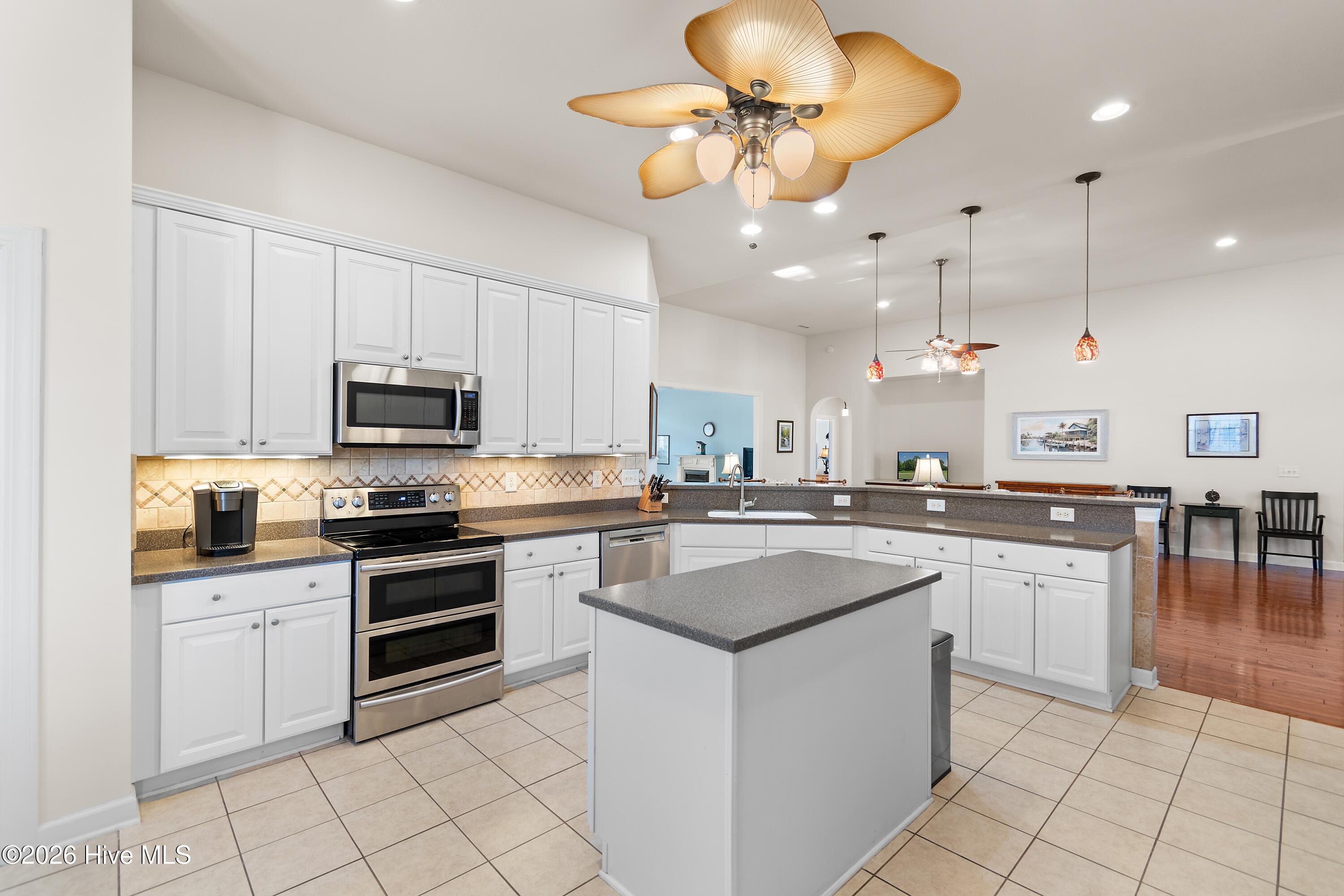 100549811 | Photo 15