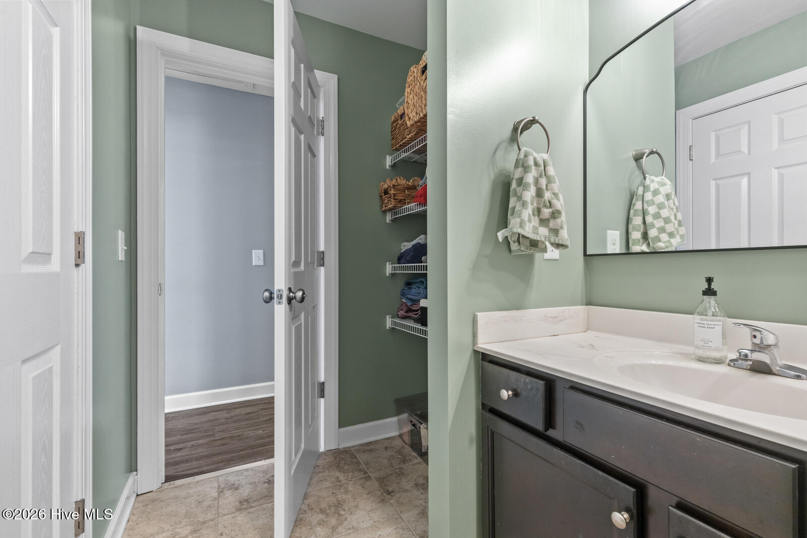 100569280 | Photo 33