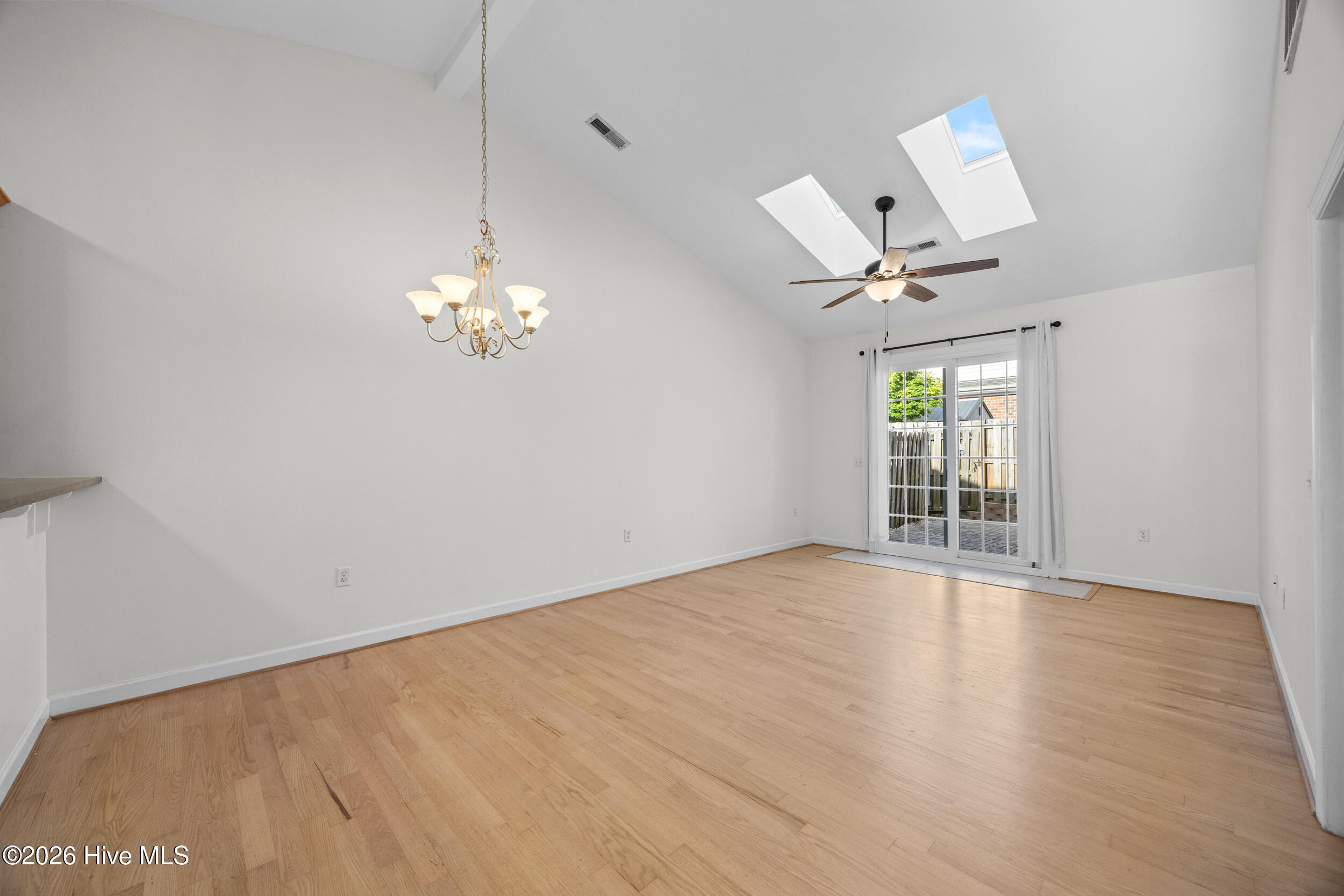 100566827 | Photo 18