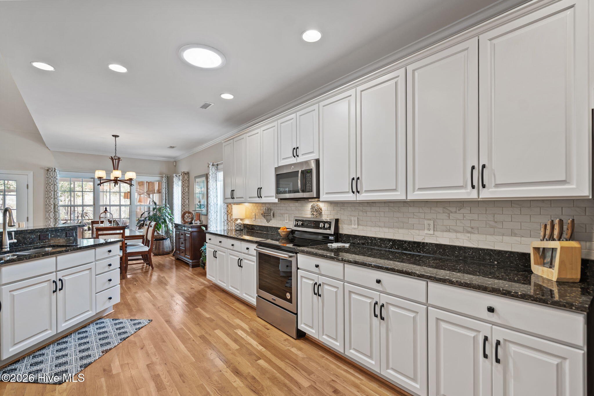 100562248 | Photo 14