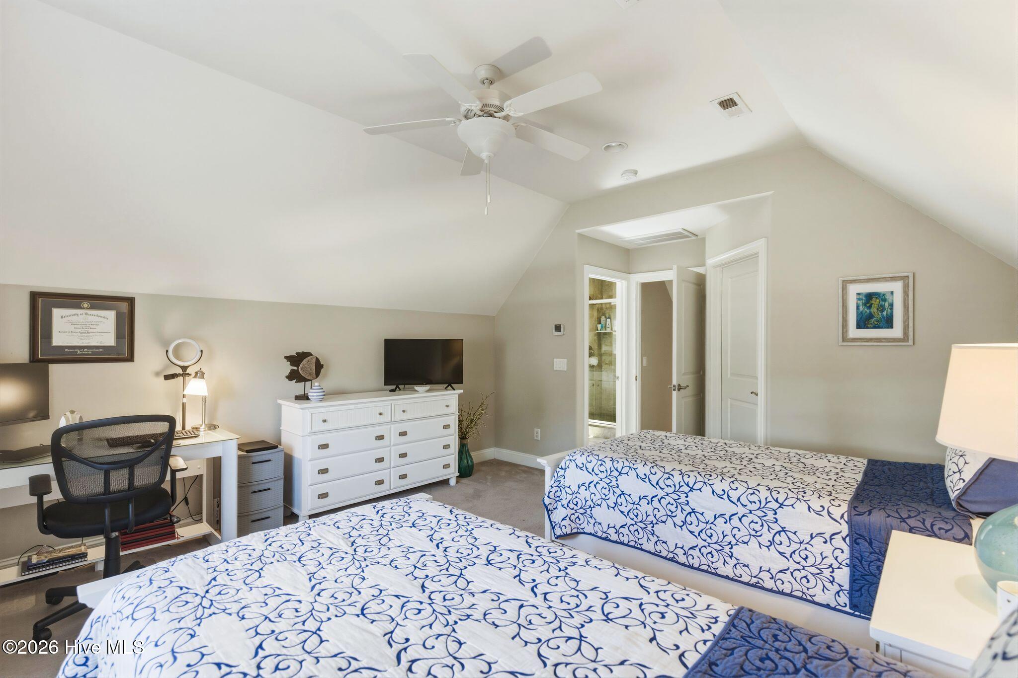 100564432 | Photo 35