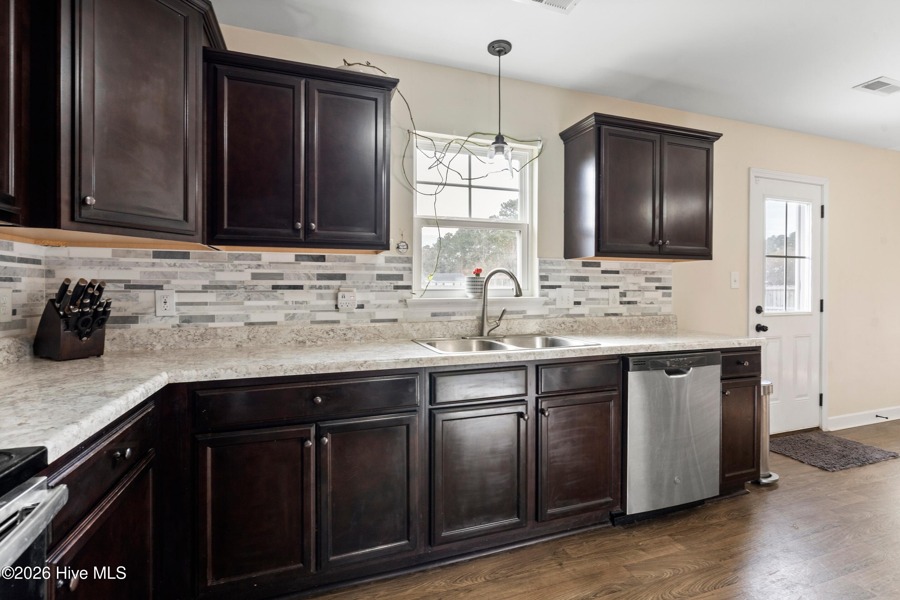 100548782 | Photo 11