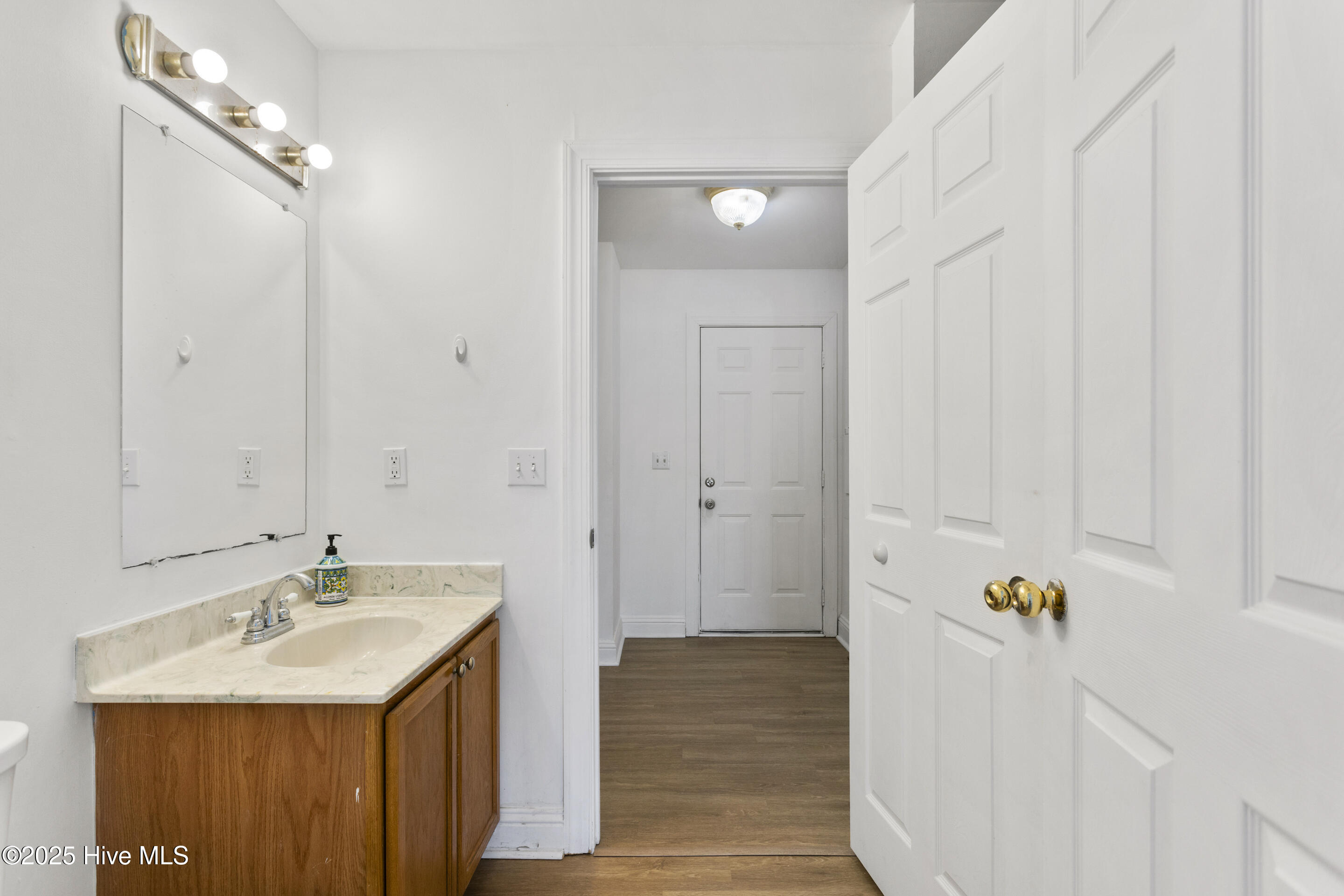 100548338 | Photo 22