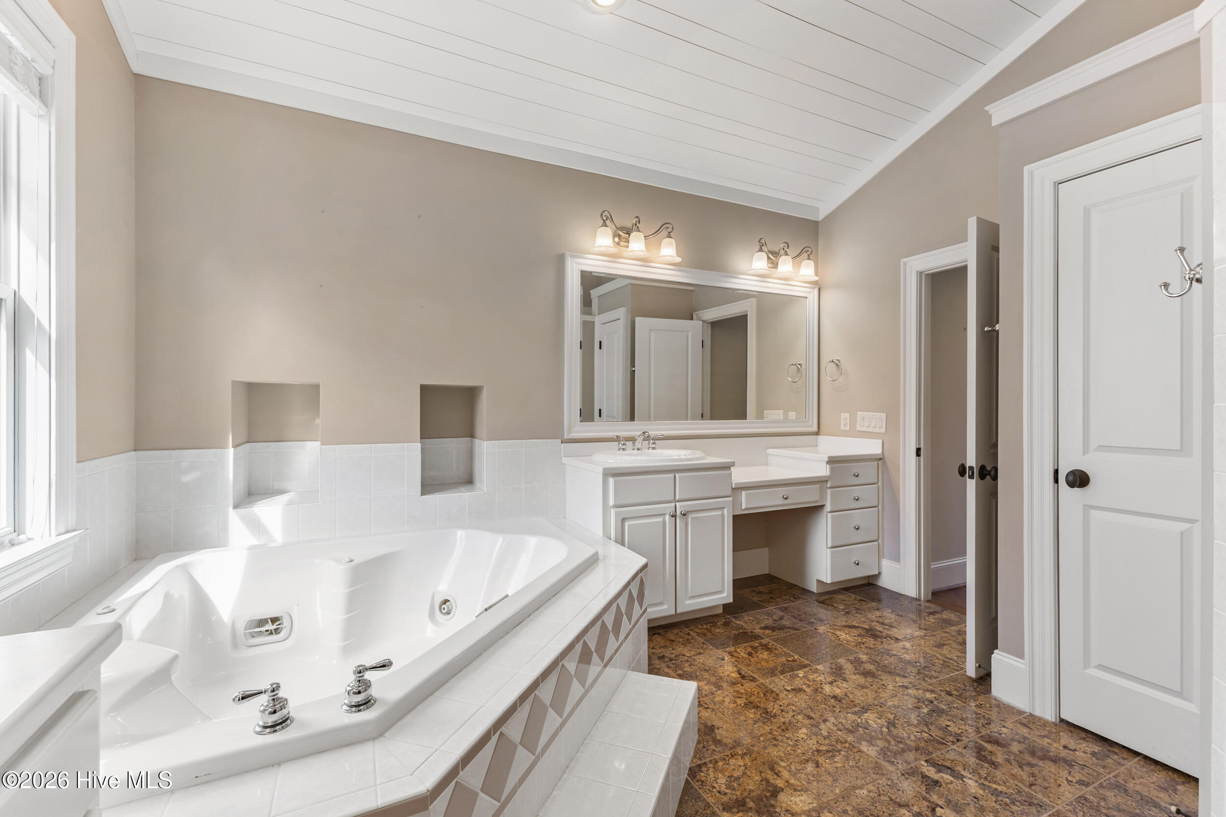 100561690 | Photo 36