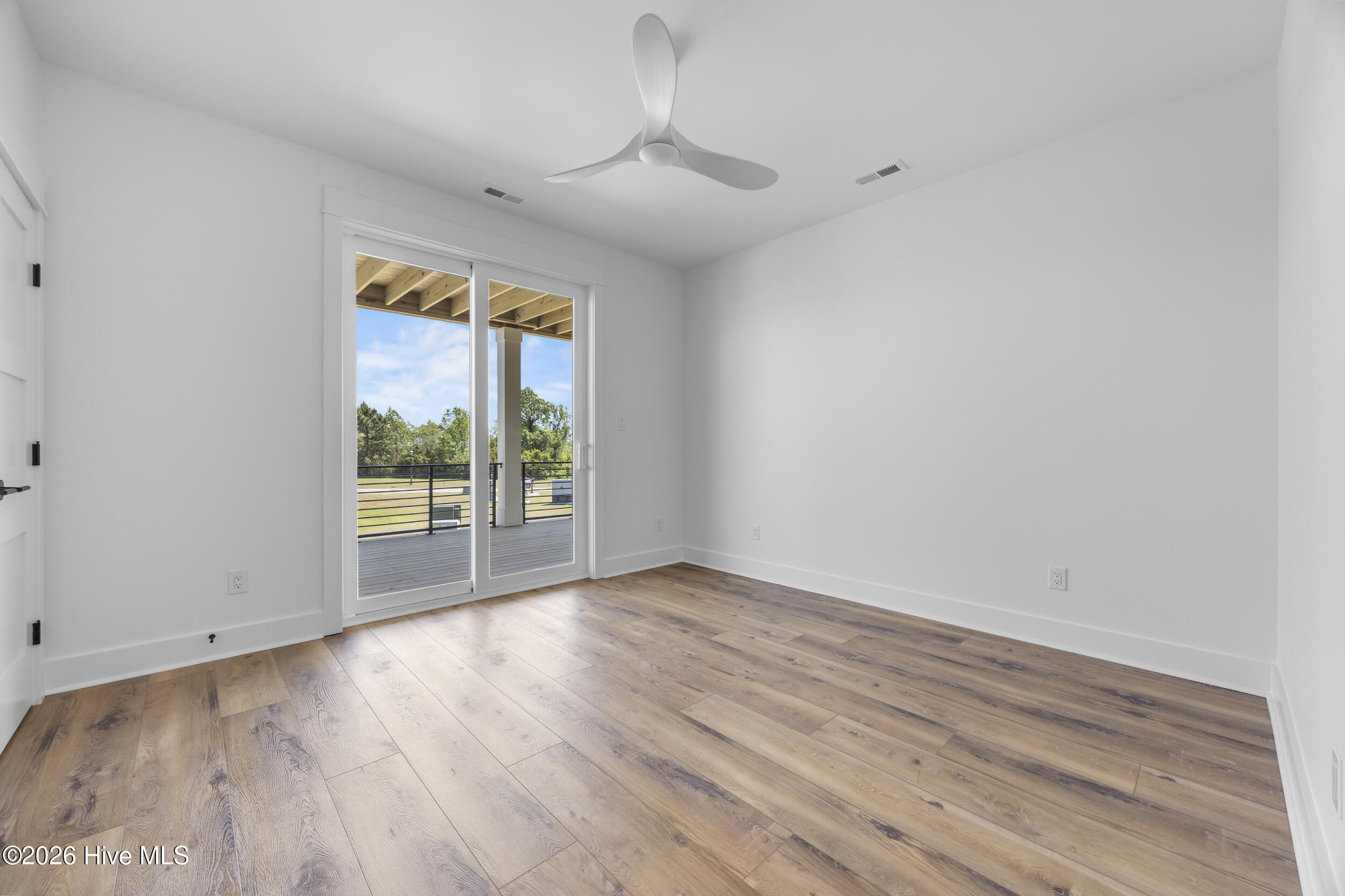 100567625 | Photo 12