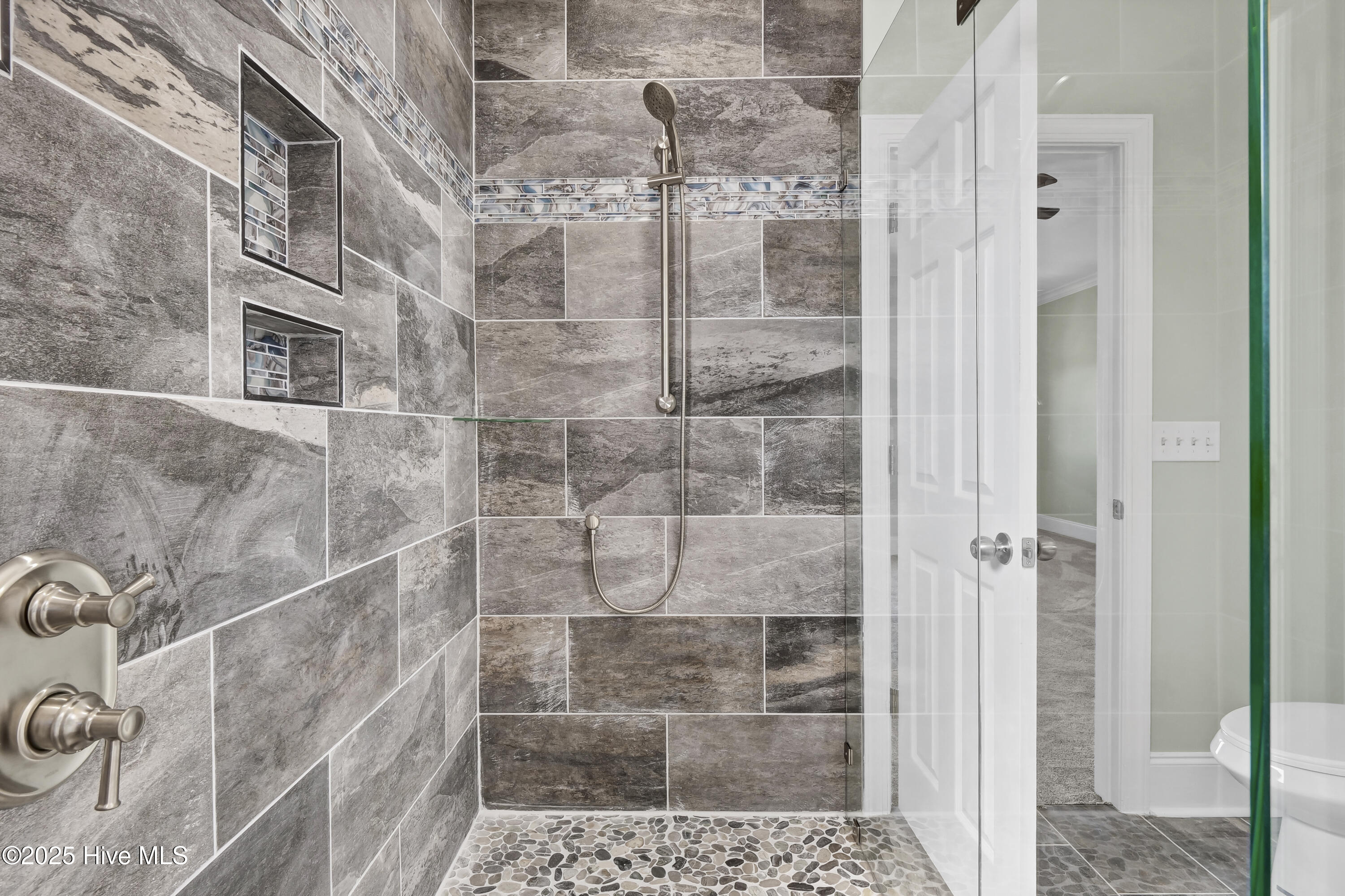 100546840 | Photo 25