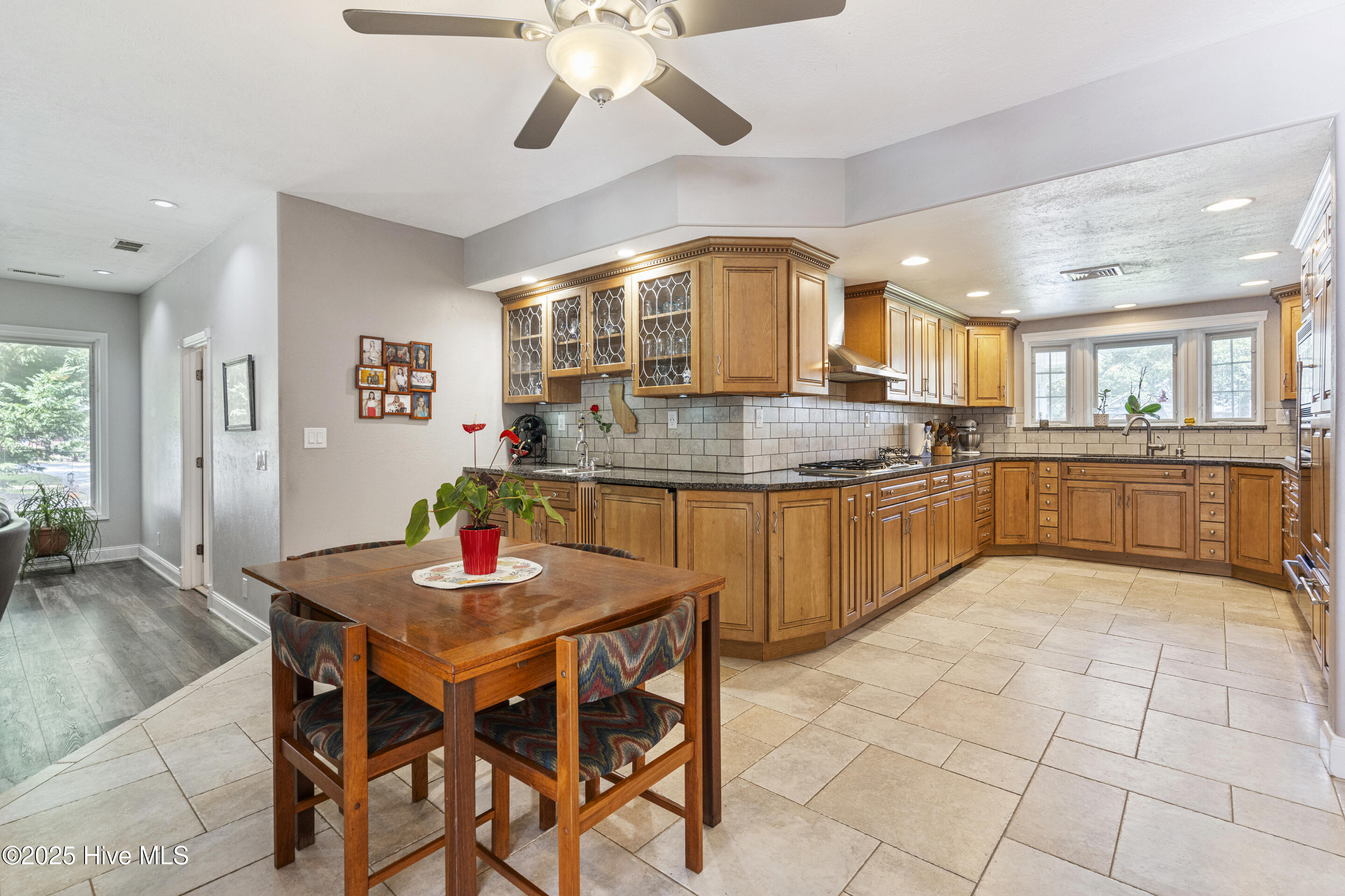 100503346 | Photo 23