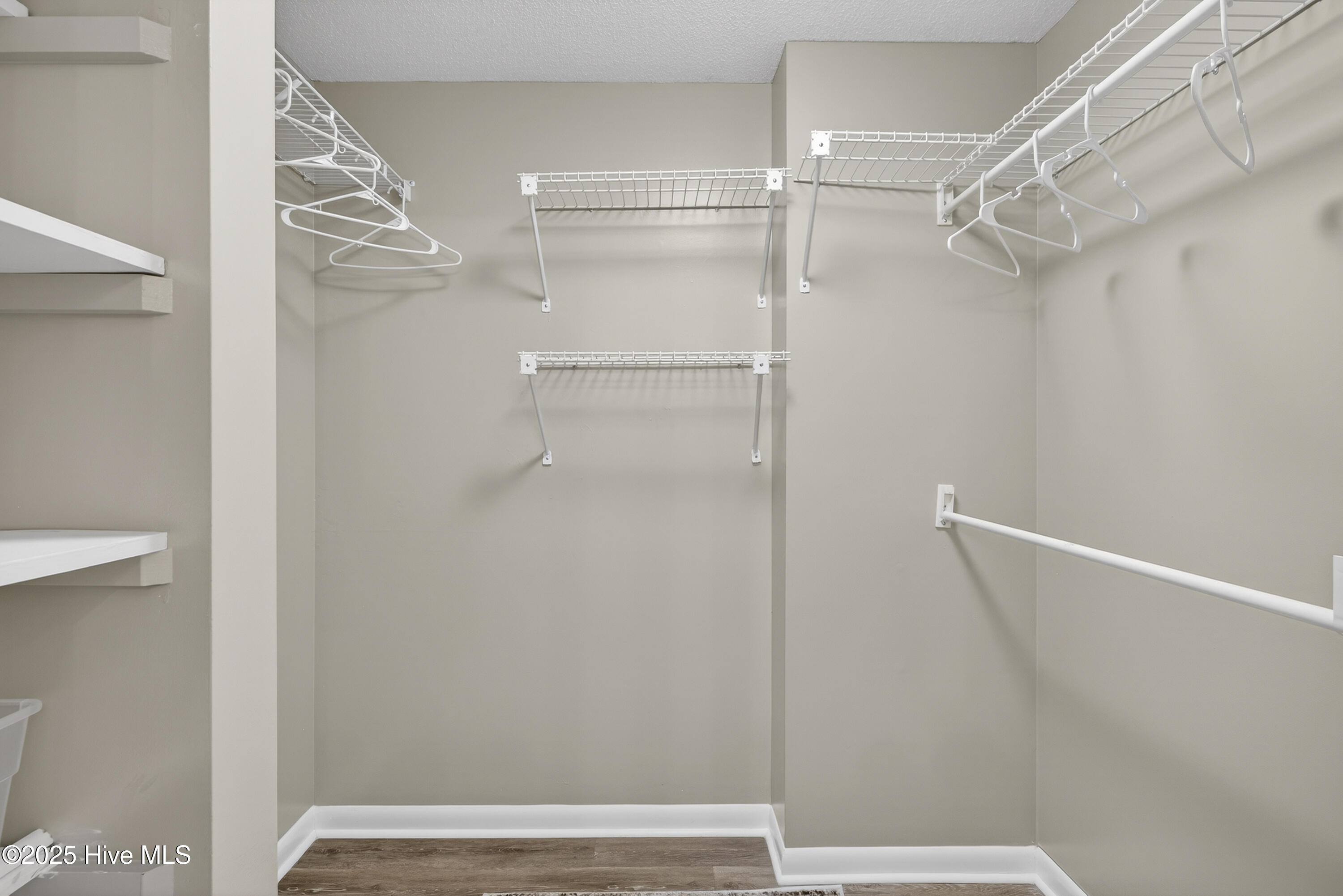 100543749 | Photo 18