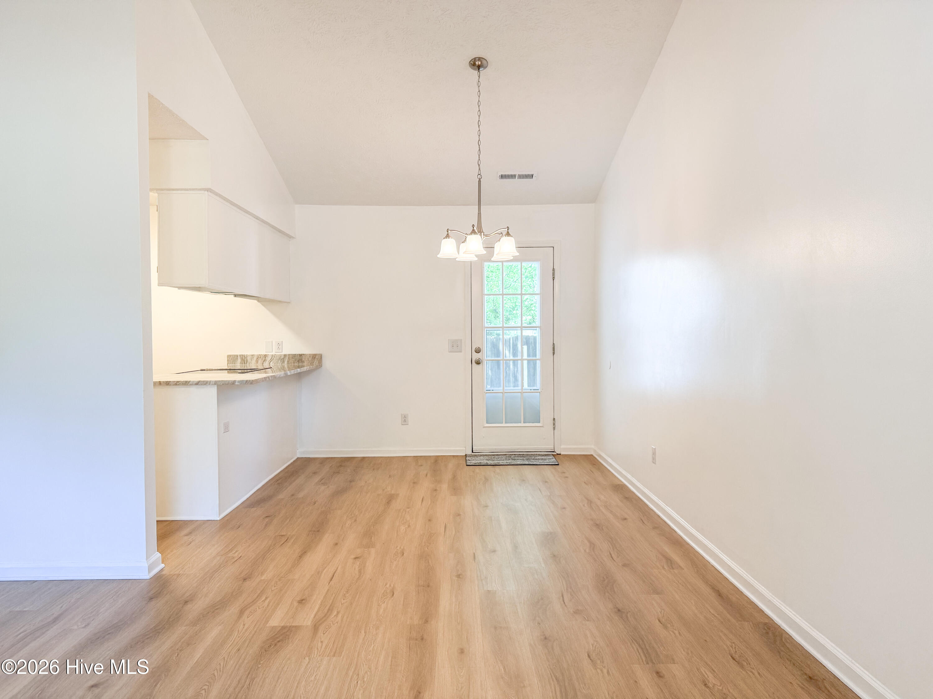 100568255 | Photo 10