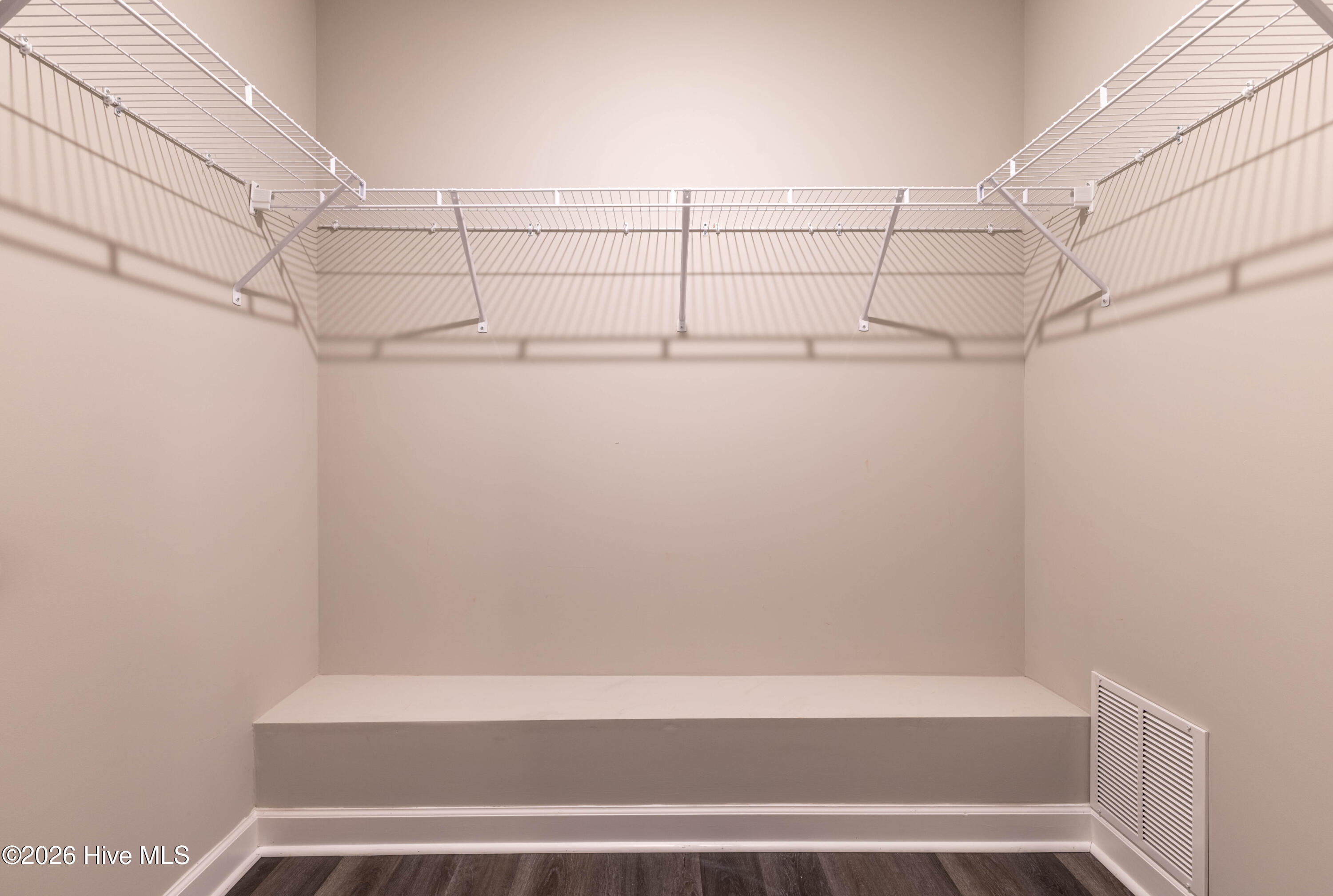 100564117 | Photo 11