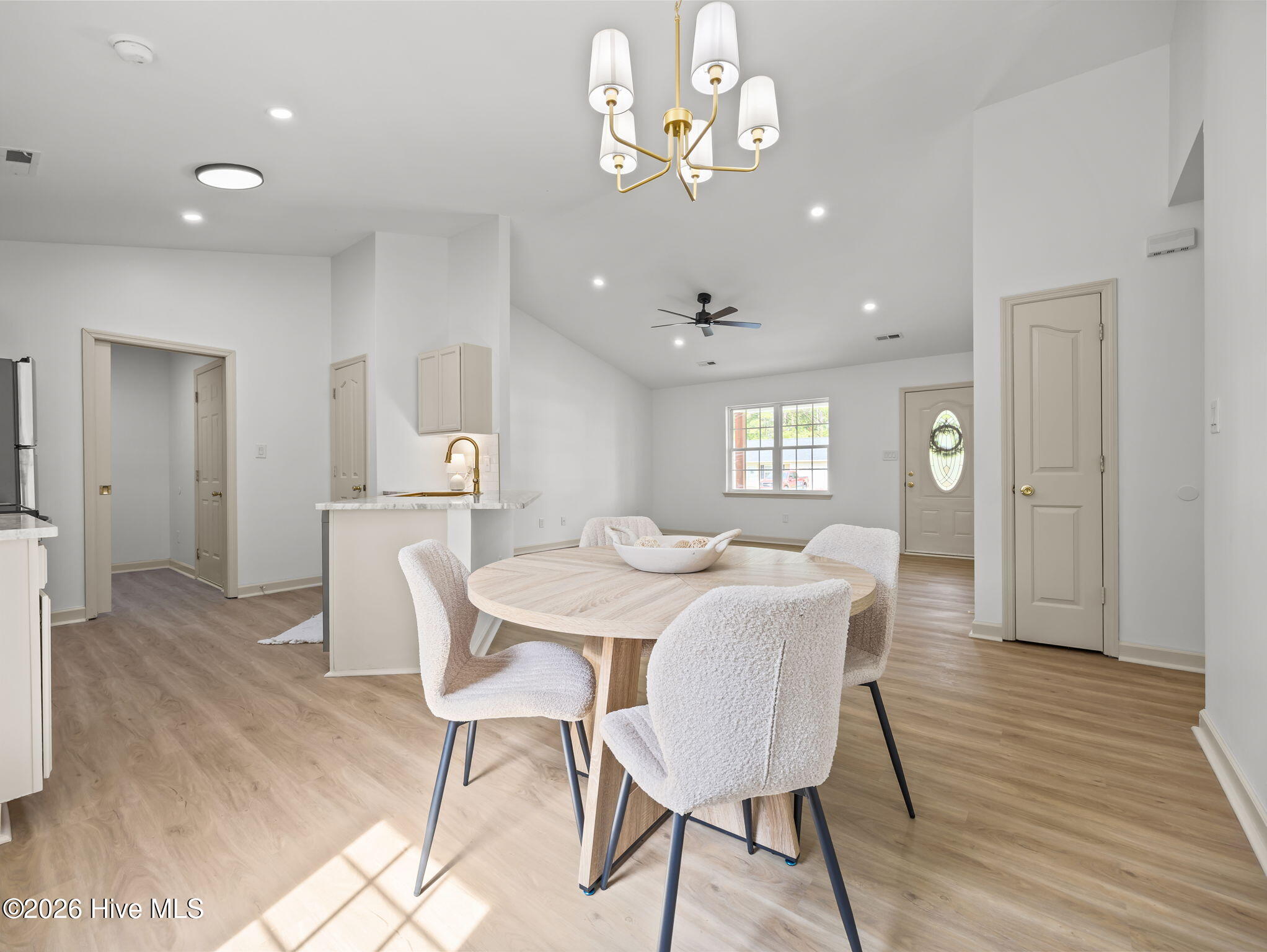 100565884 | Photo 15