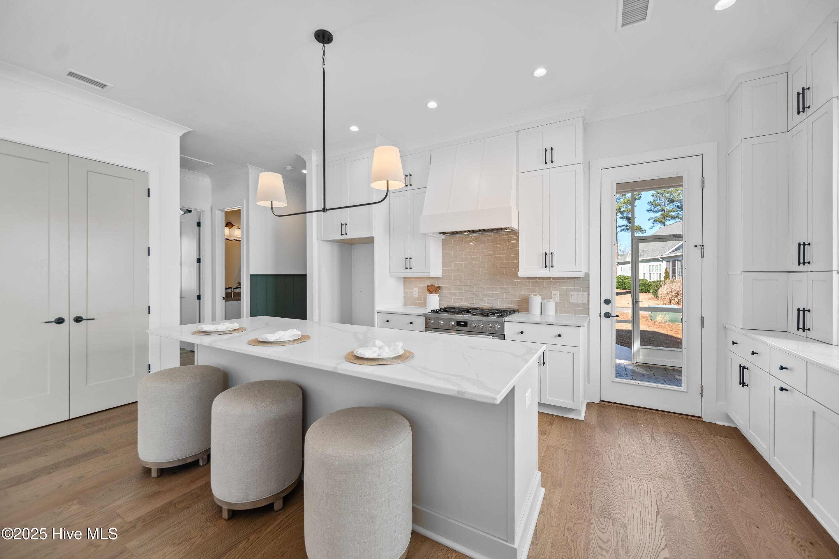 100454748 | Photo 14