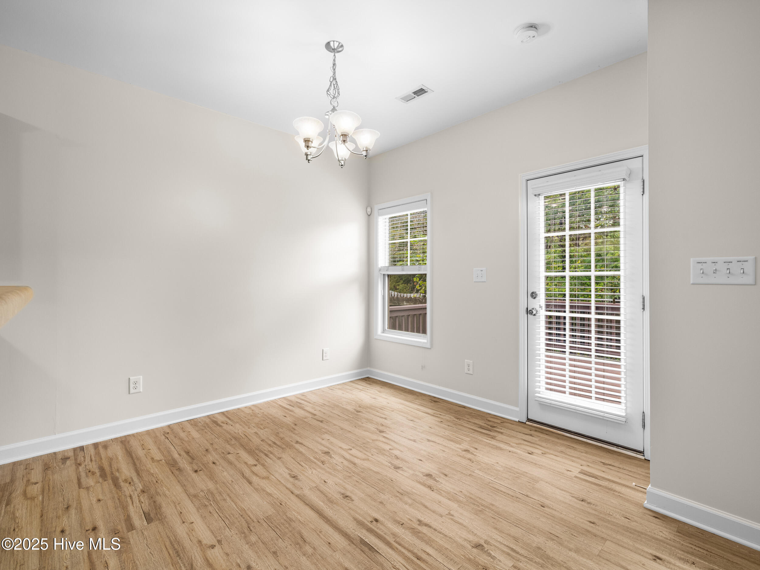 100533825 | Photo 12