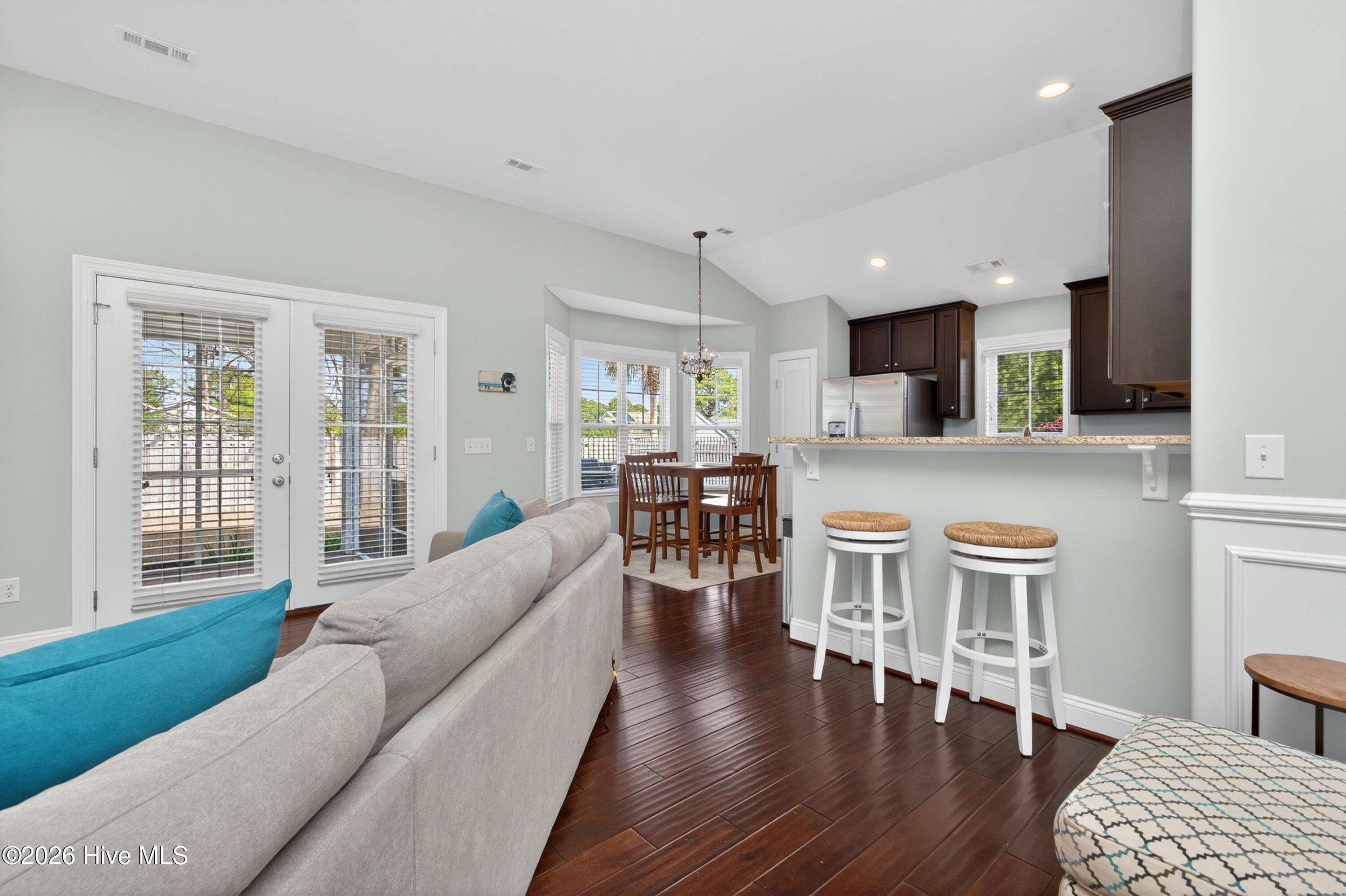 100566210 | Photo 12