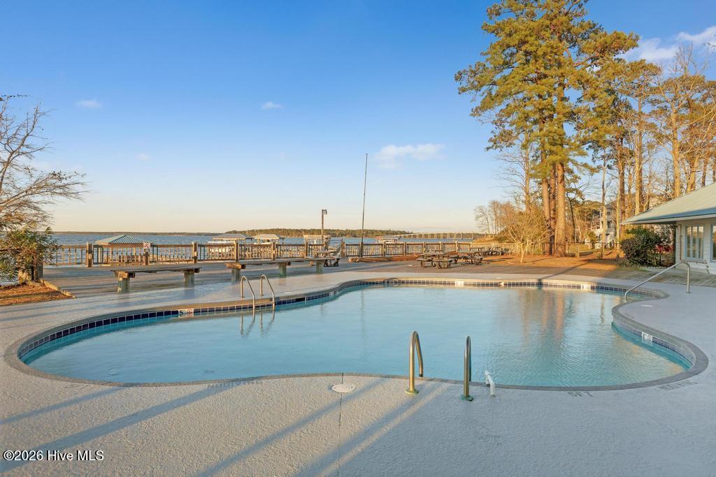 100564951 | Photo 64