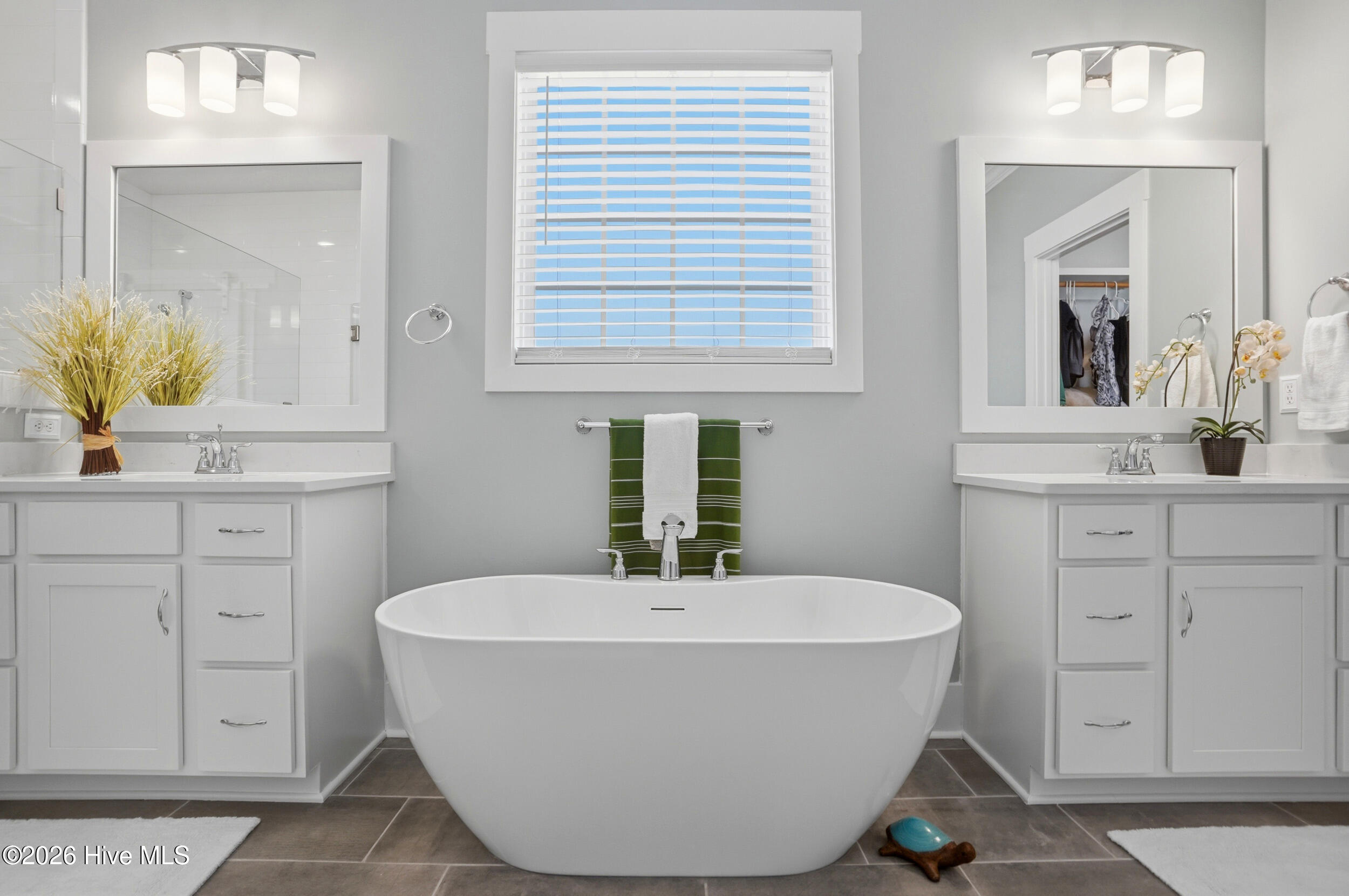 100565471 | Photo 29