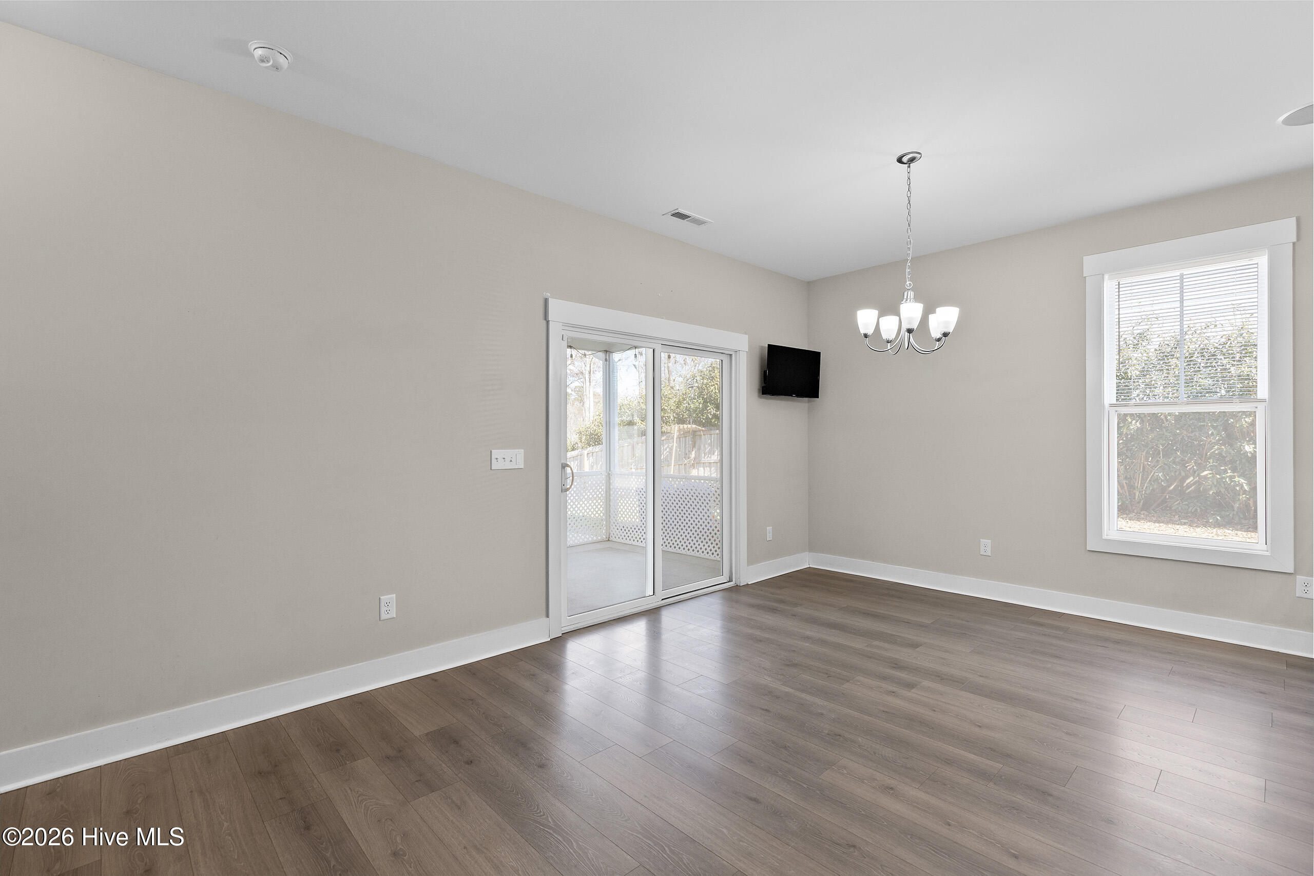 100550596 | Photo 16