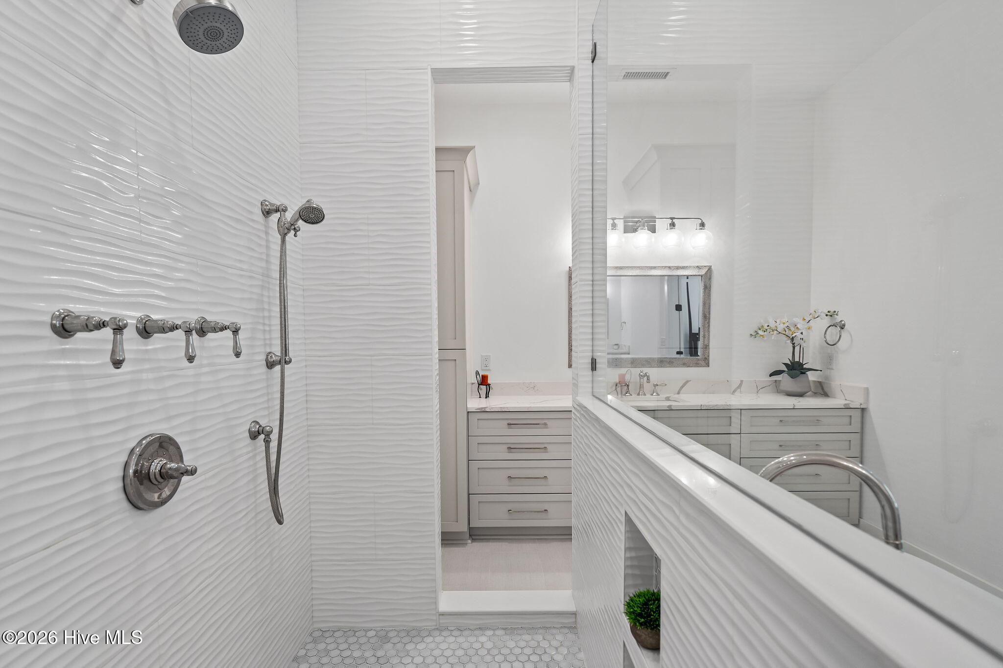 100566934 | Photo 38