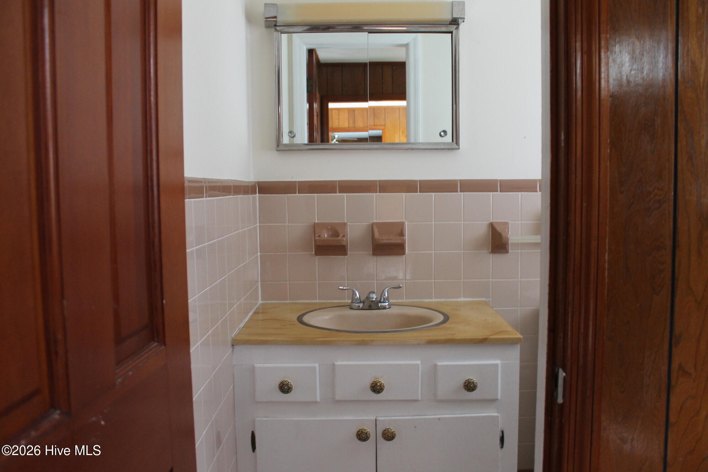 100565627 | Photo 57