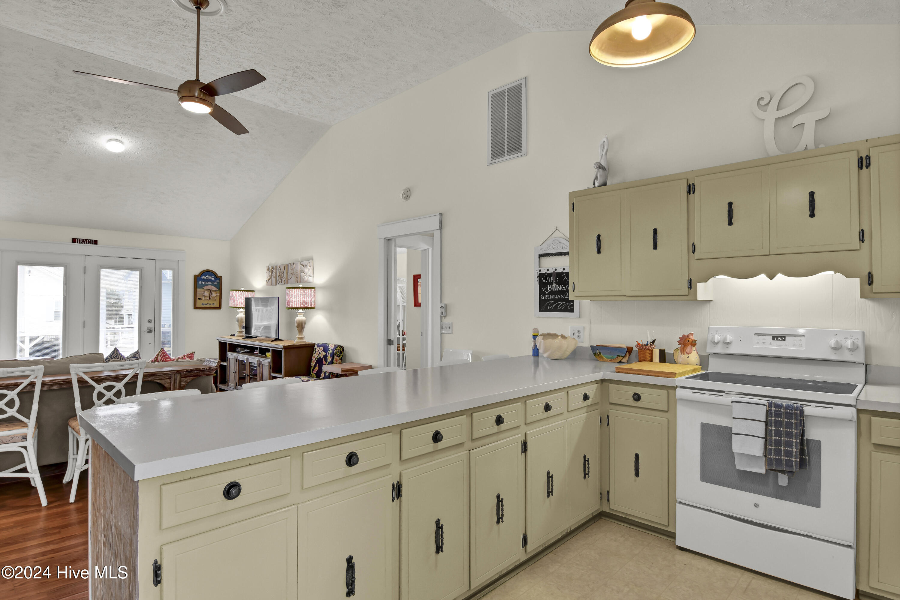 100512671 | Photo 15