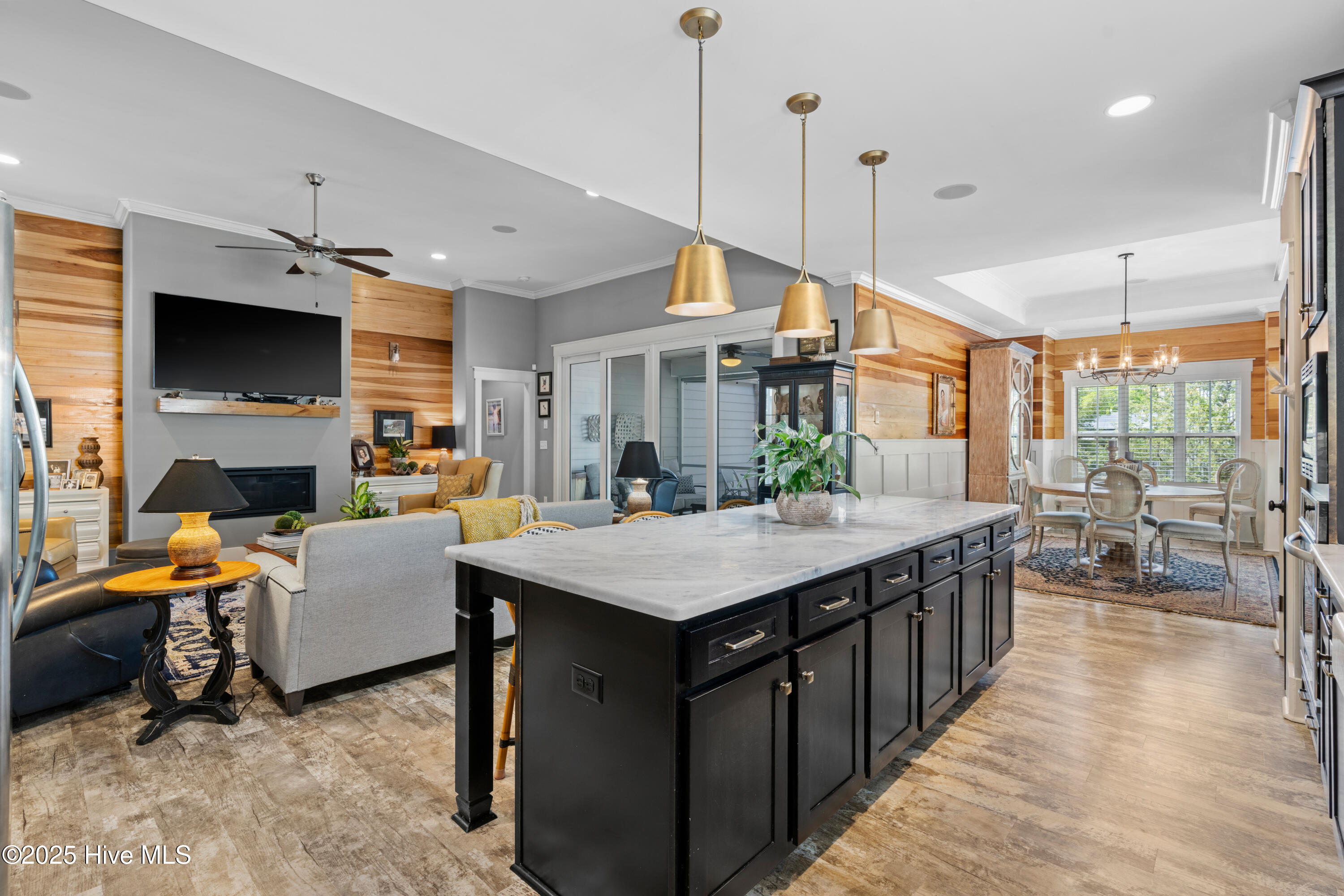 100543866 | Photo 28