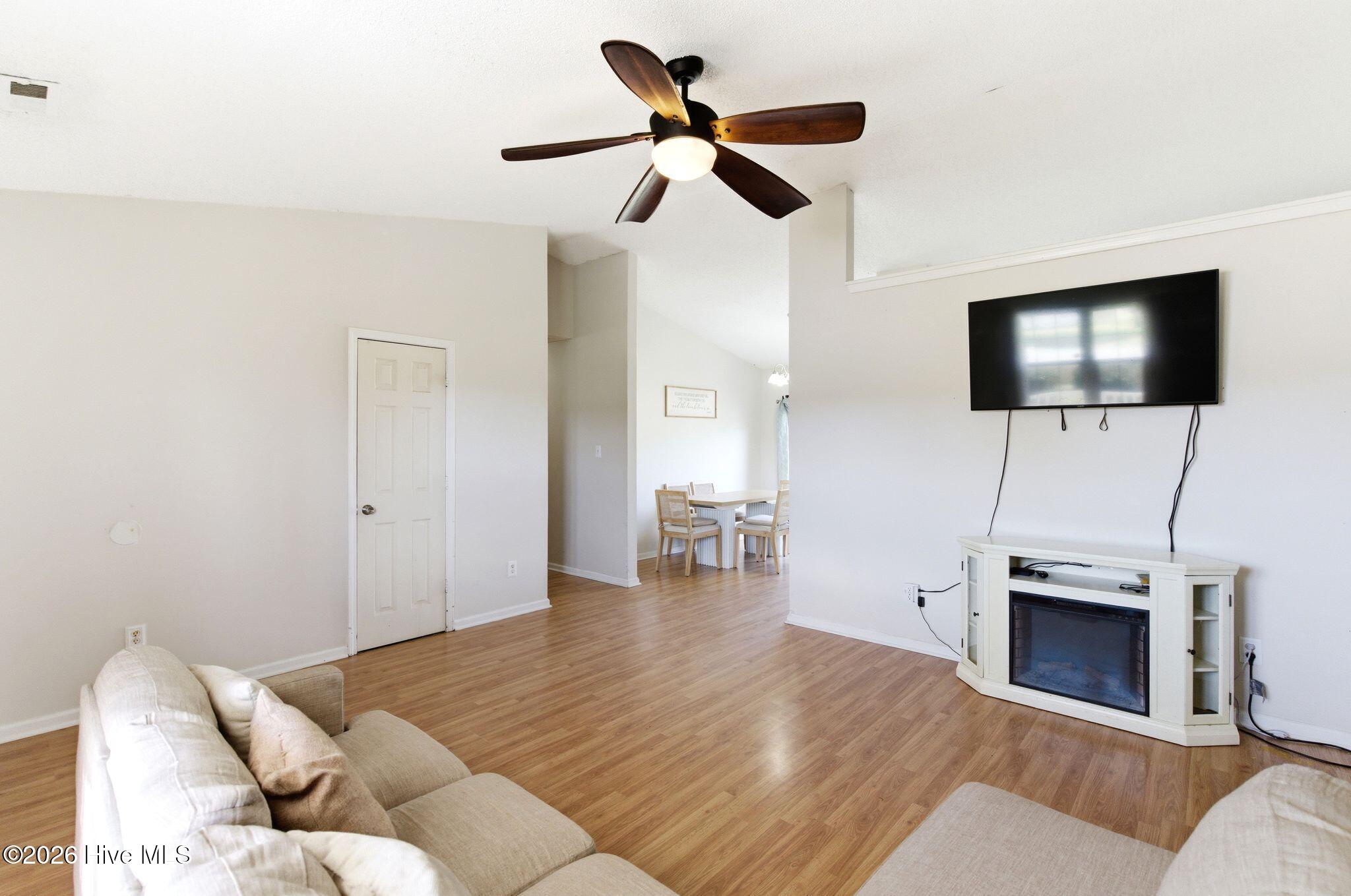 100561661 | Photo 12