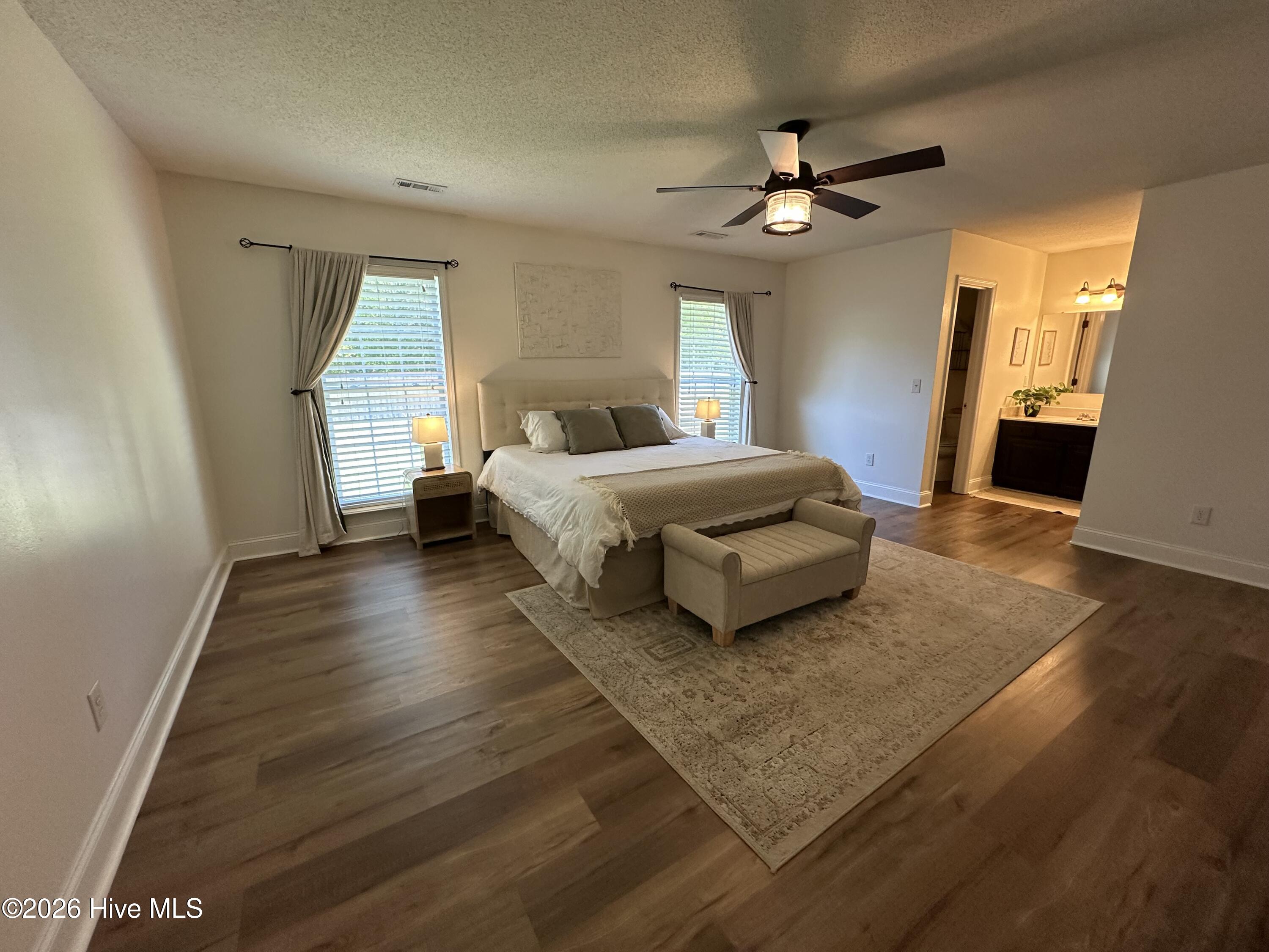 100565876 | Photo 25