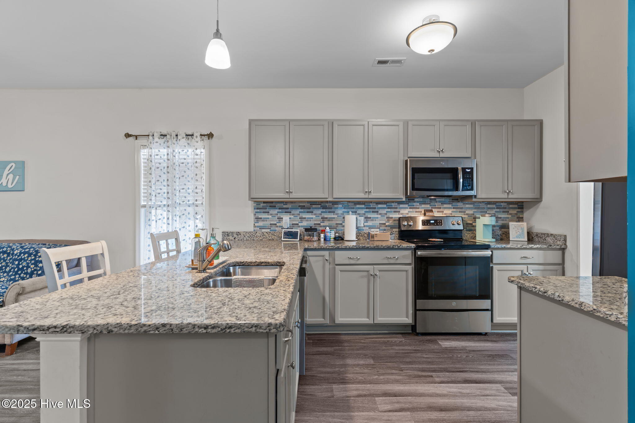 100537079 | Photo 18