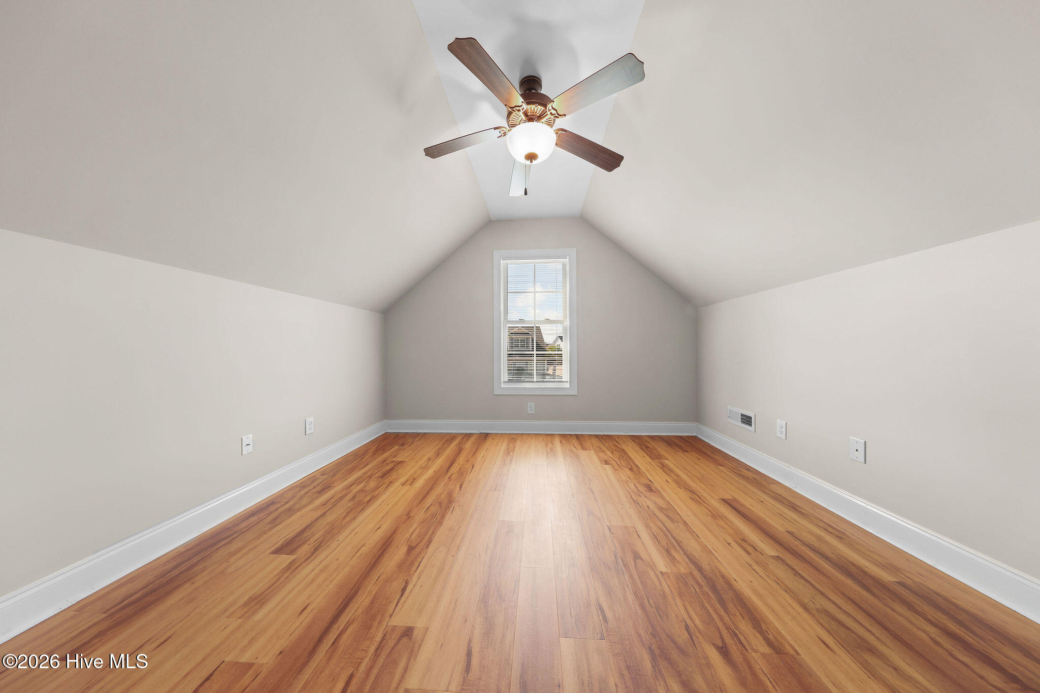 100565690 | Photo 35