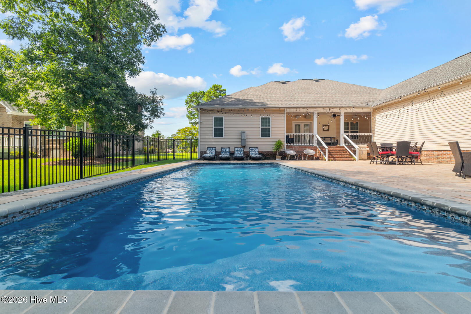 100557590 | Photo 72