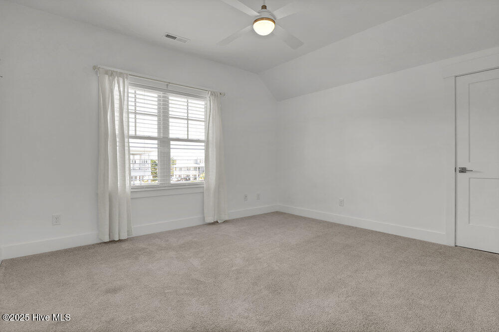 100518047 | Photo 37