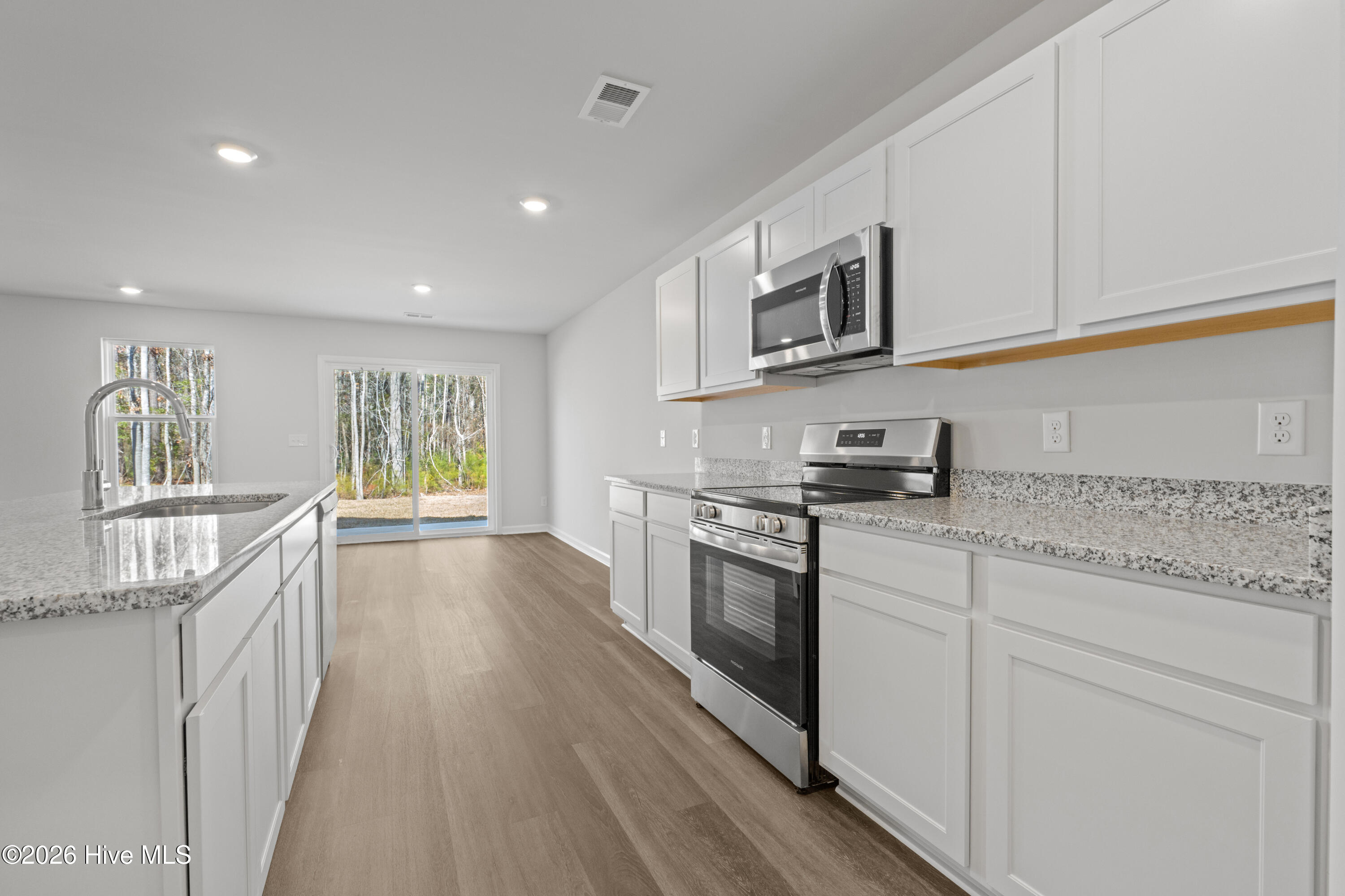 100552114 | Photo 14