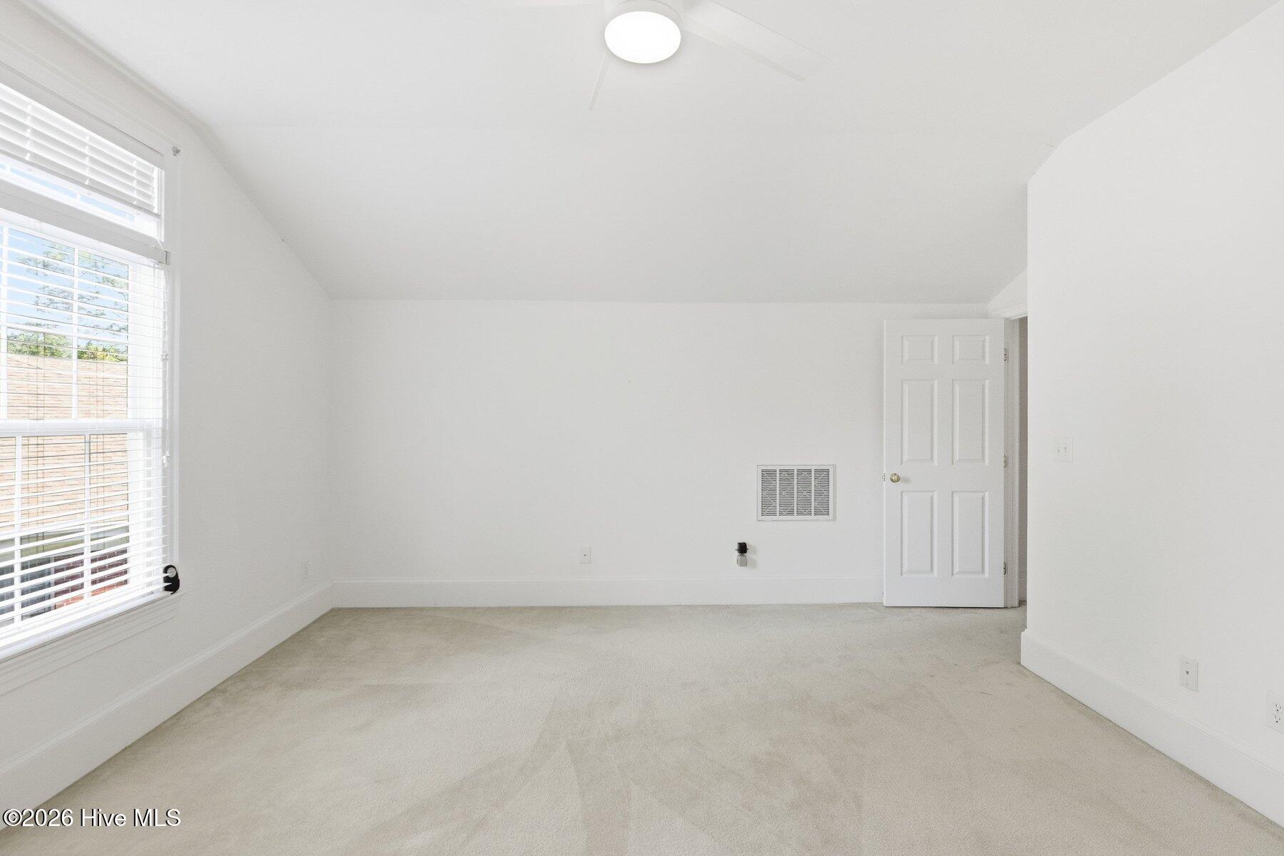 100566257 | Photo 30