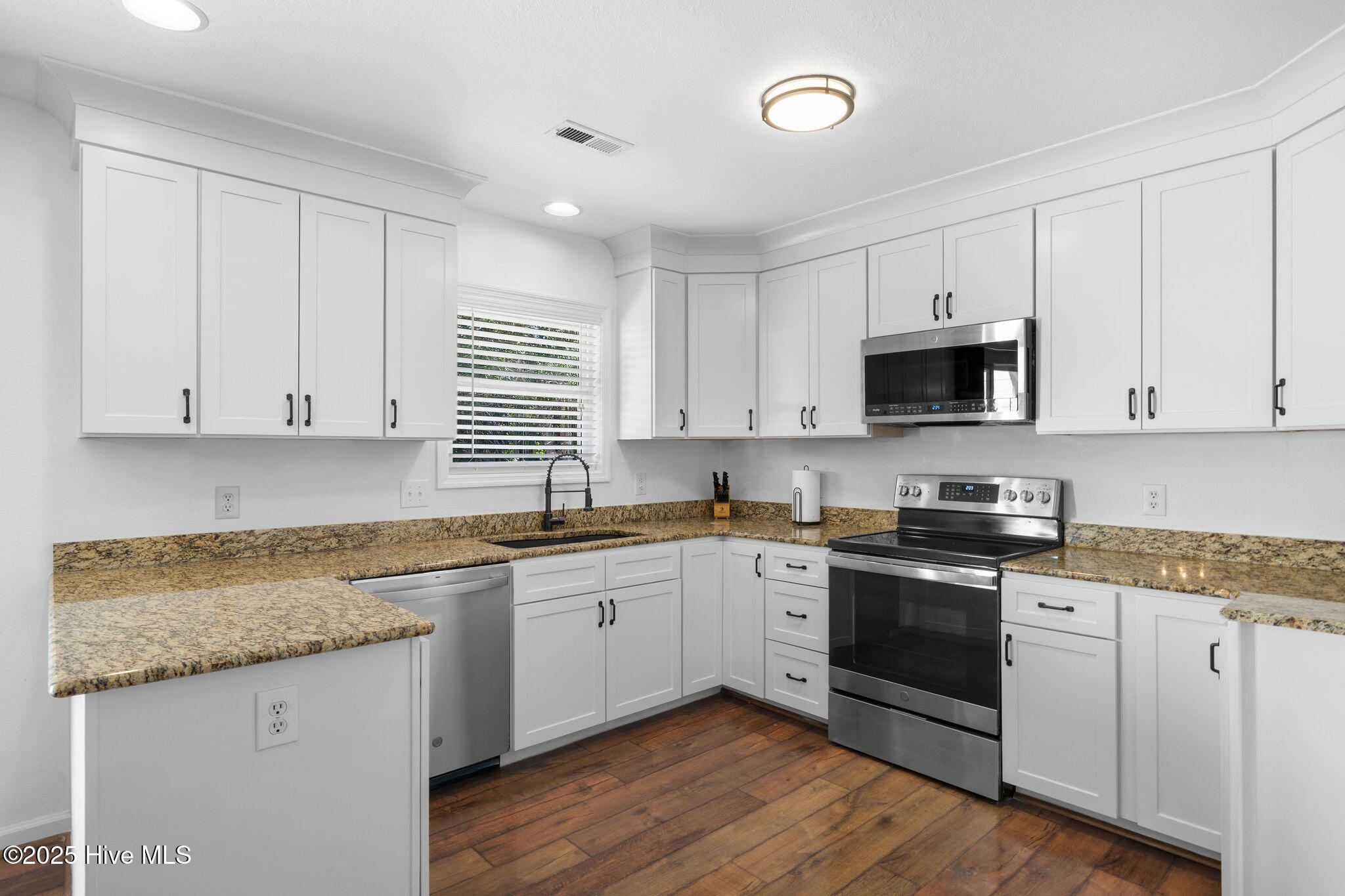 100541401 | Photo 22