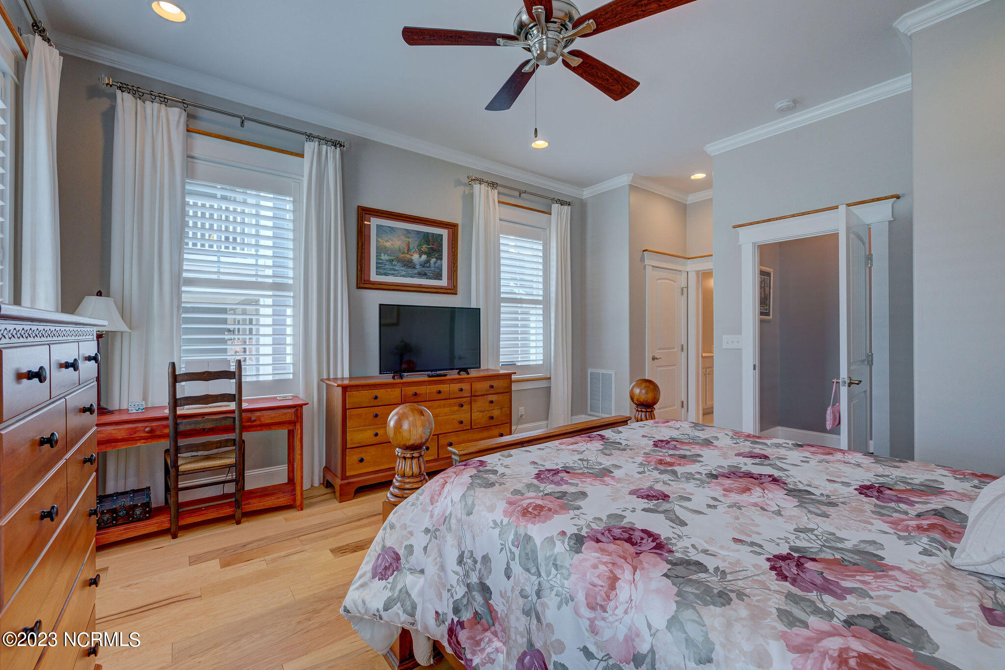 100568046 | Photo 40