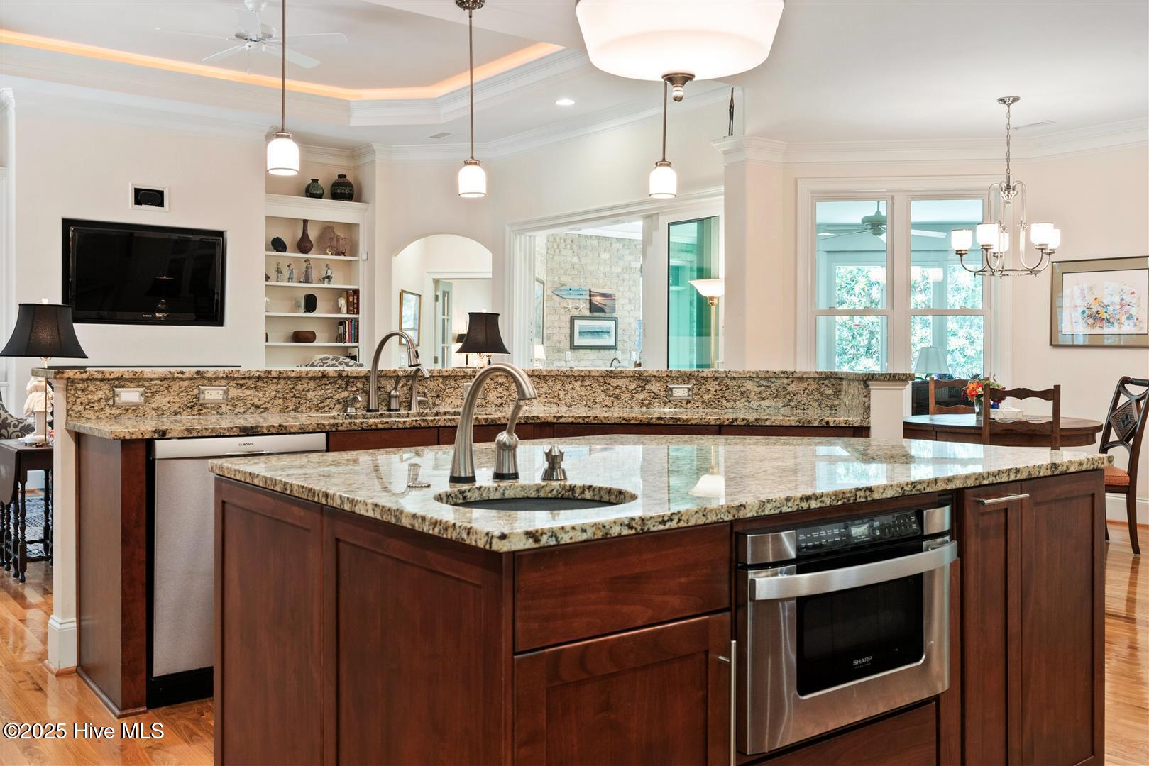 100518615 | Photo 20