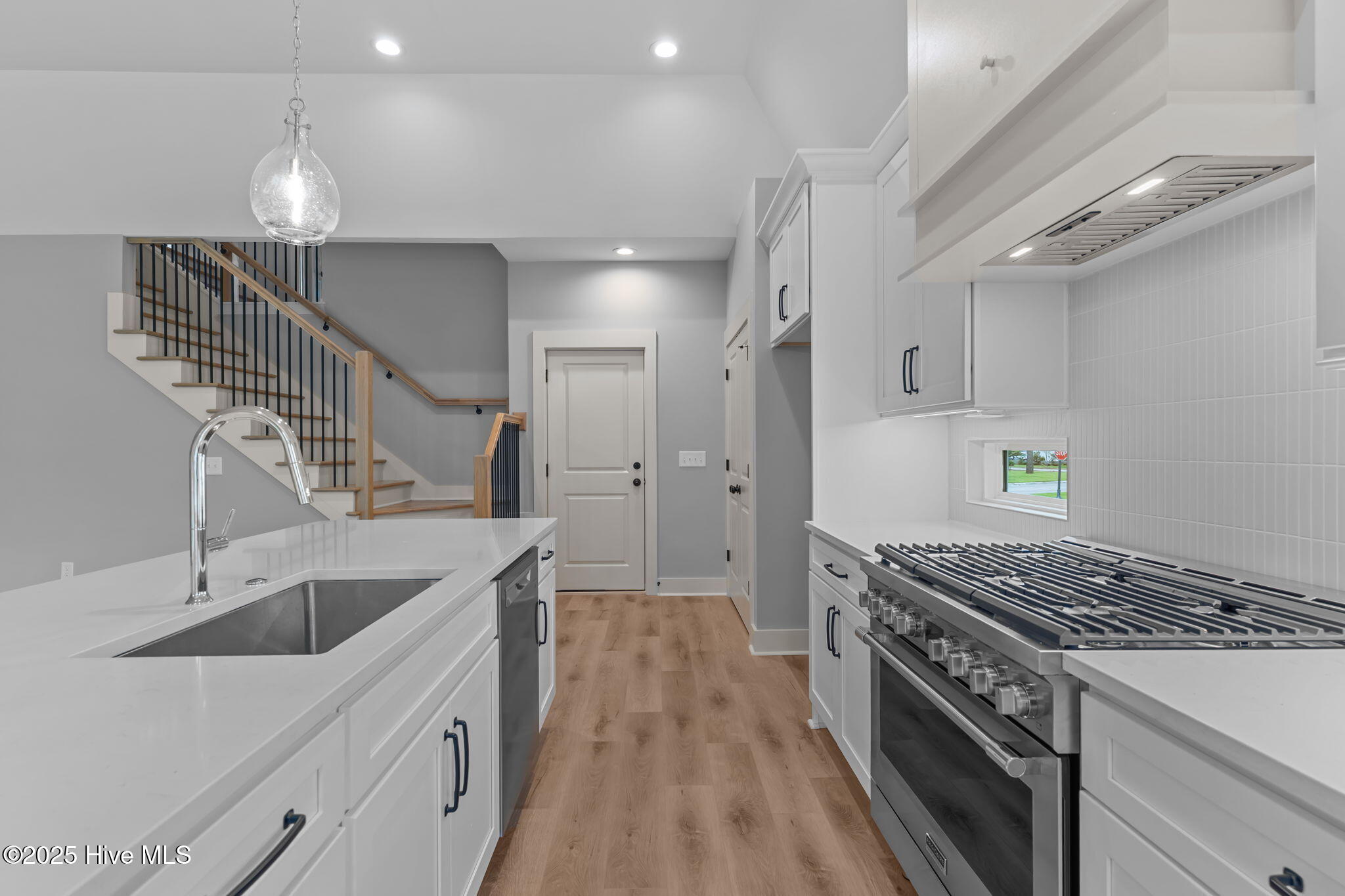 100525046 | Photo 16