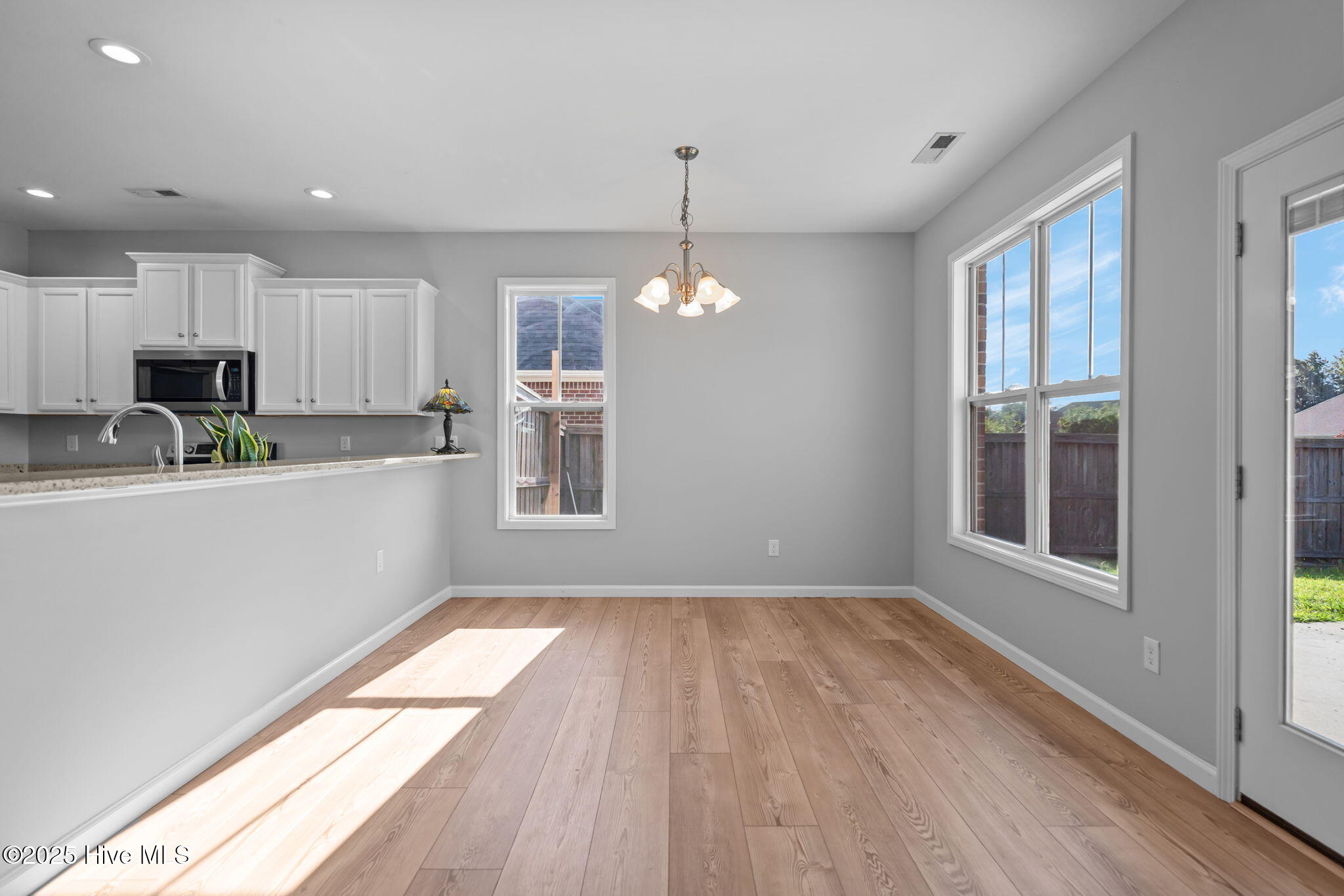 100547166 | Photo 15