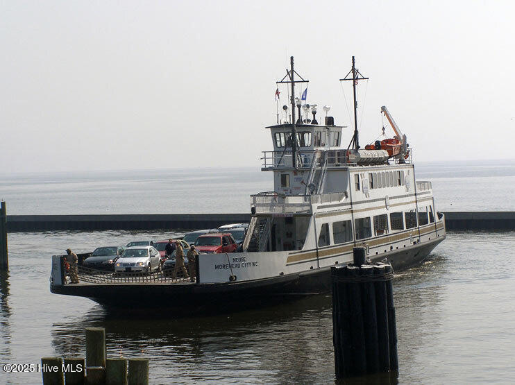 10 min. to NCDOT Neuse River Ferry to Cherry Point and Area Beaches