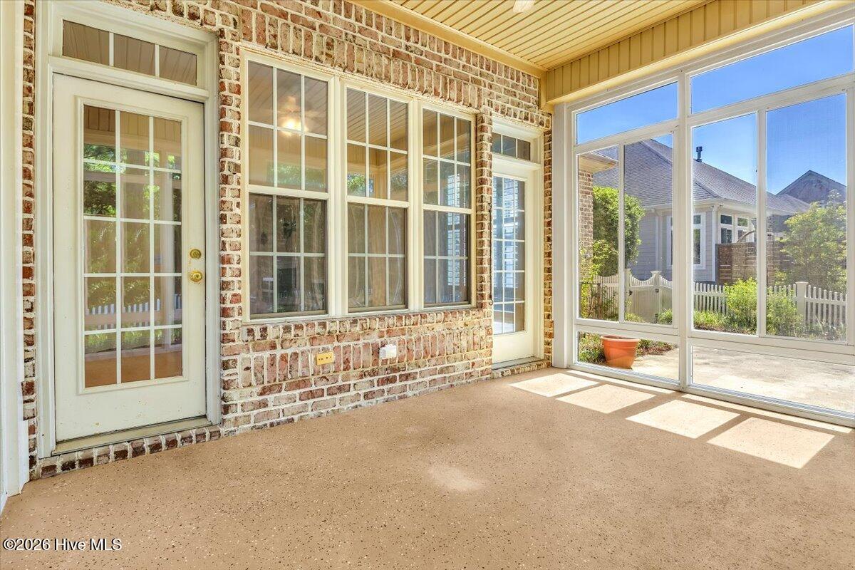 100569829 | Photo 51