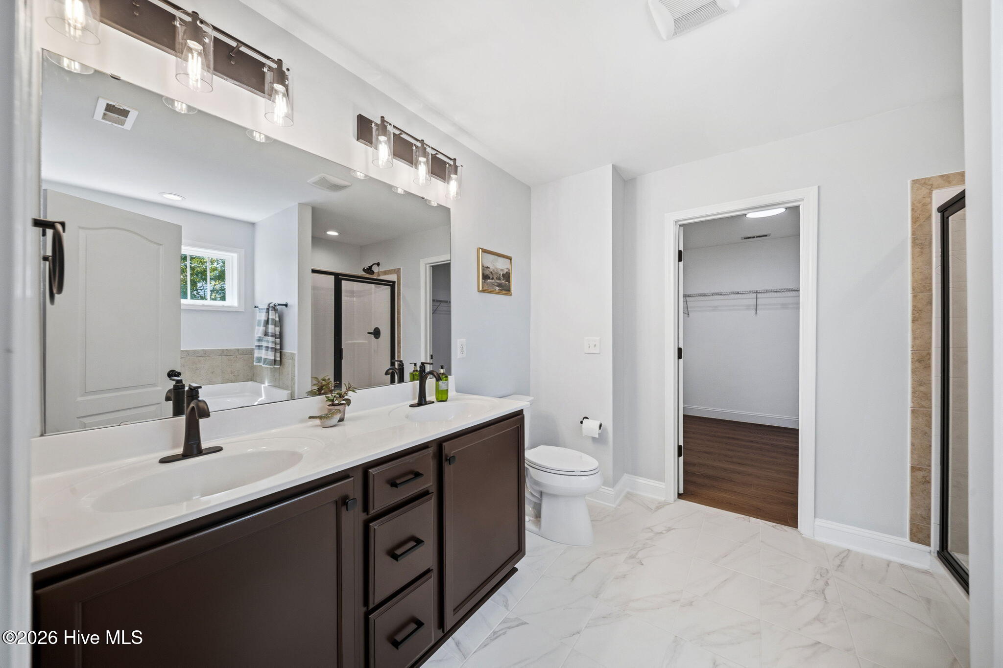 100566874 | Photo 35