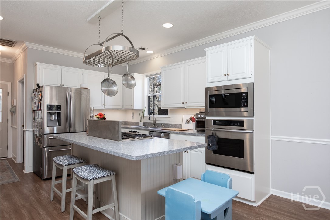 Large kitchen w/ stainless appliances