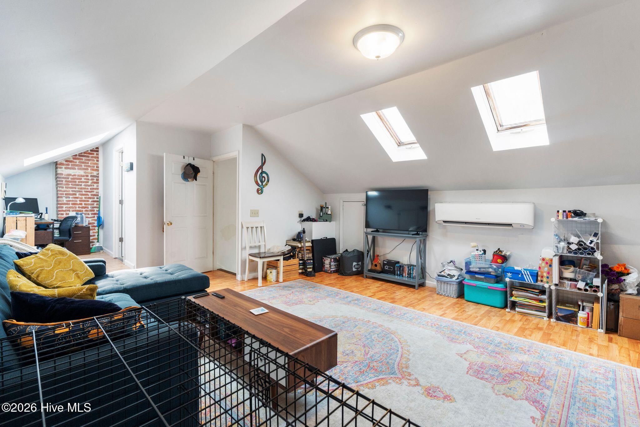 100570327 | Photo 46