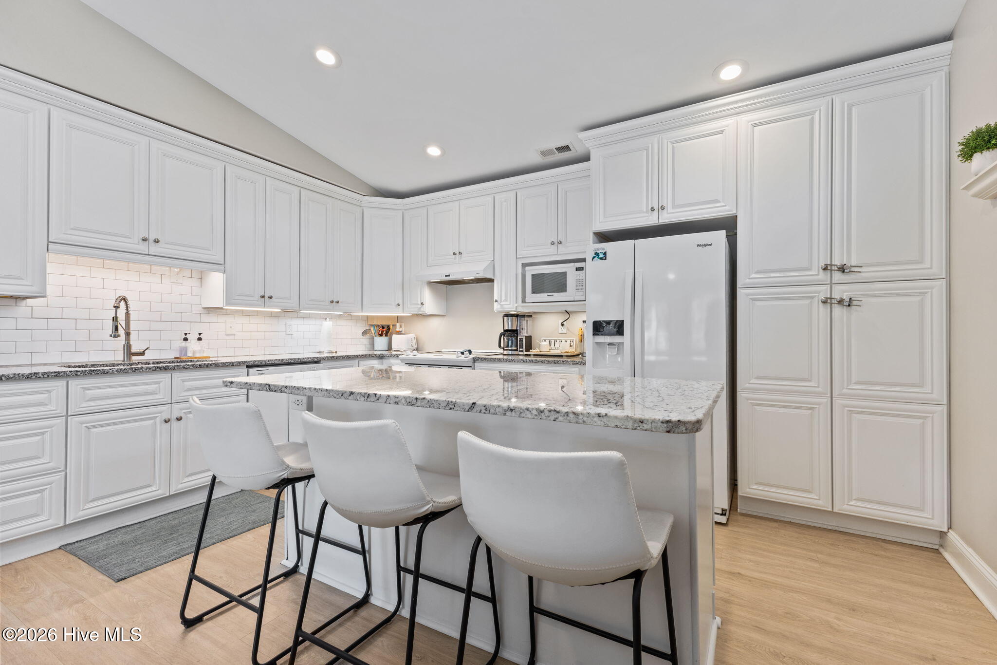 100568584 | Photo 24