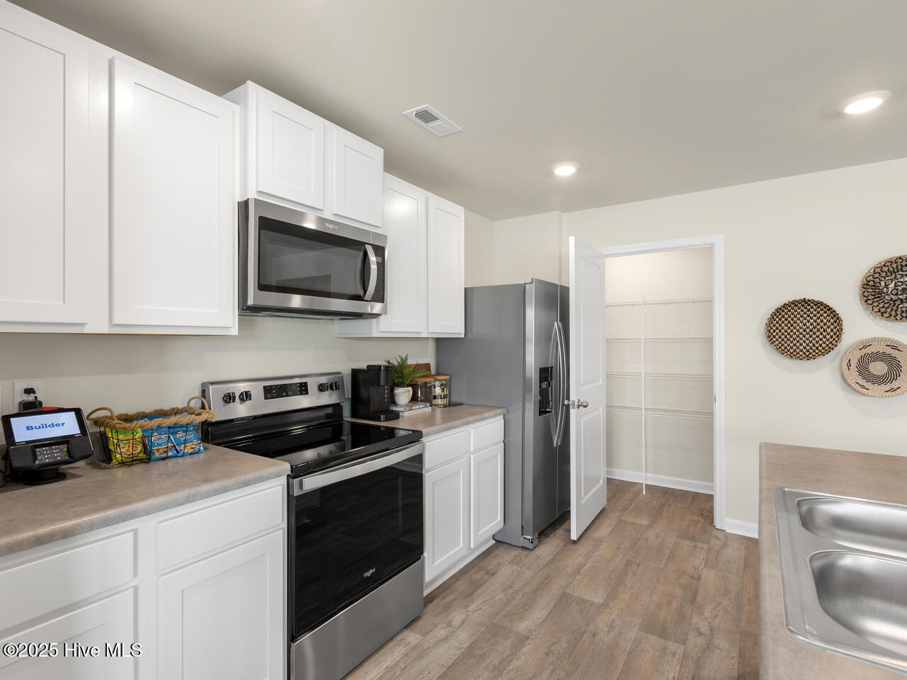 100558369 | Photo 11