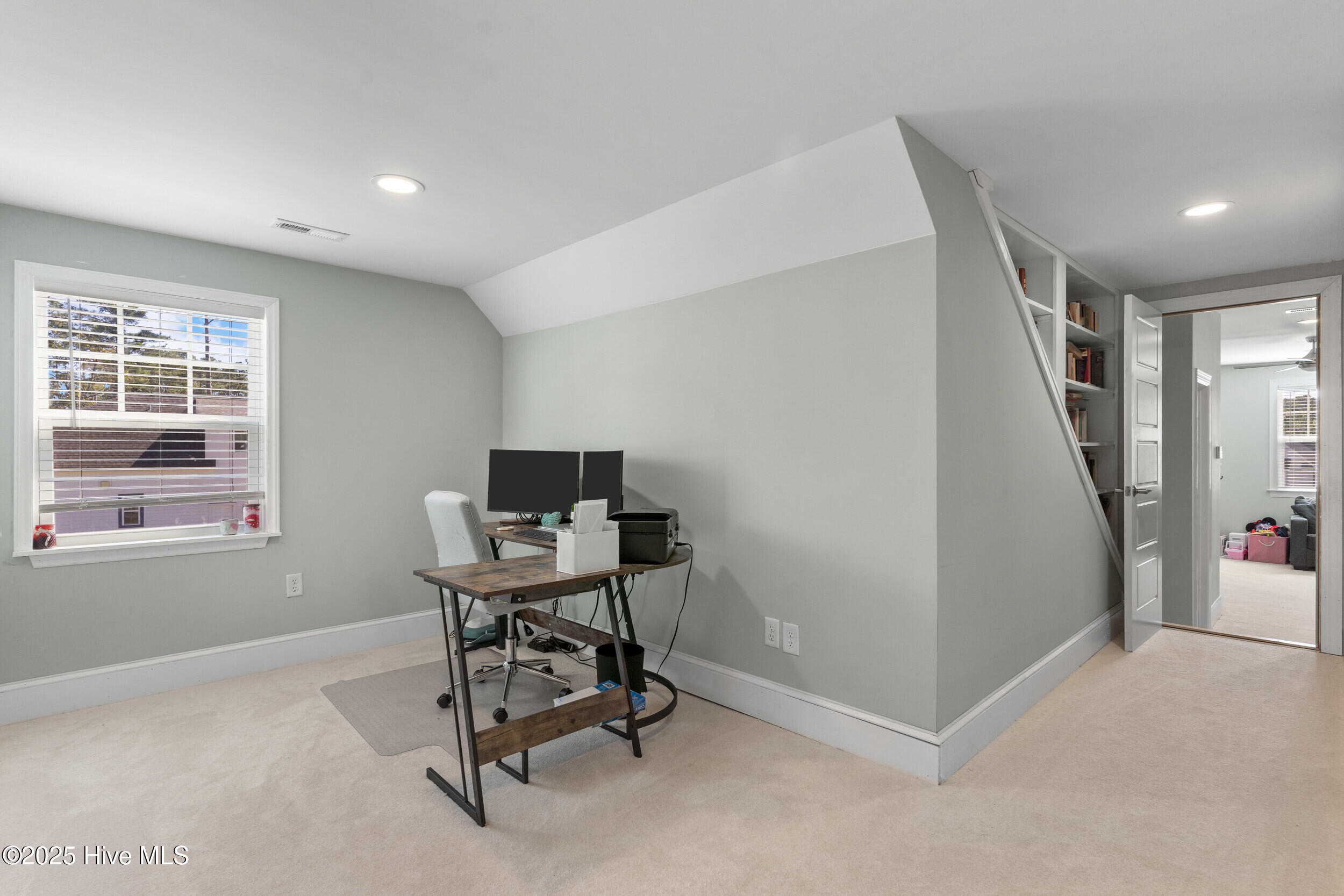 100545299 | Photo 37