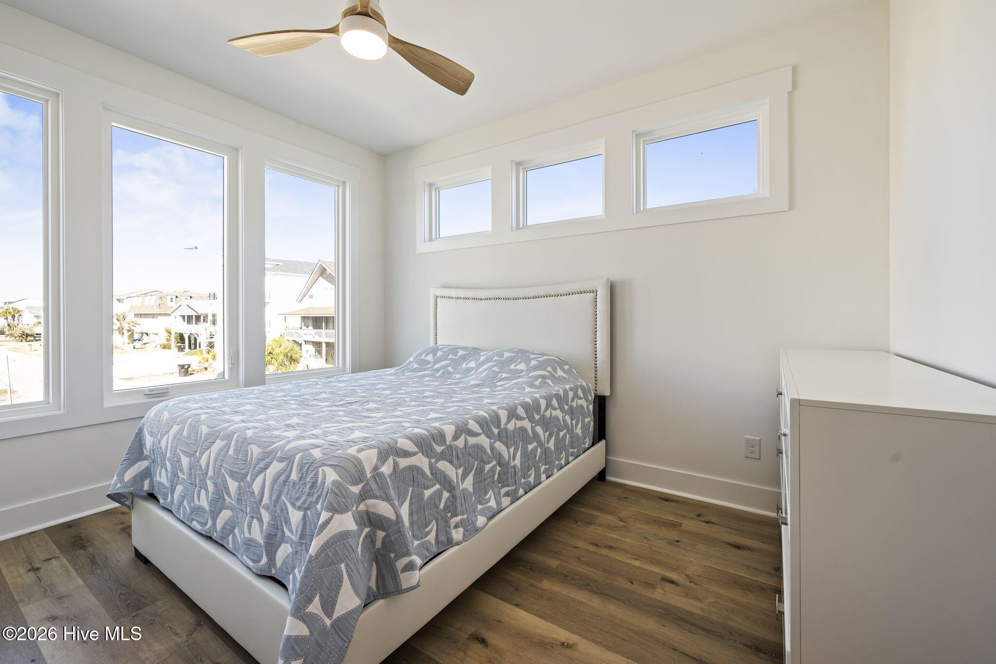 100550572 | Photo 26